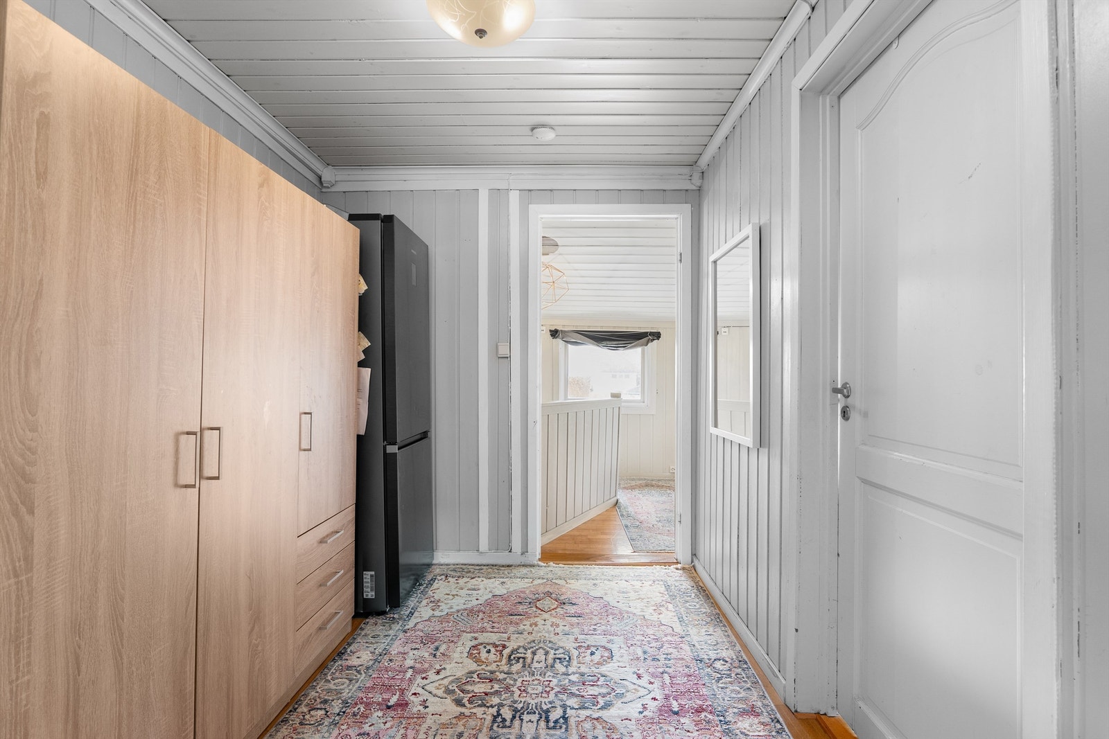 Den romslige gangen i andre etasje er også velegnet for en praktisk skyvedørsgarderobe. Hele gangens lengde kan utnyttes. Galleribilde