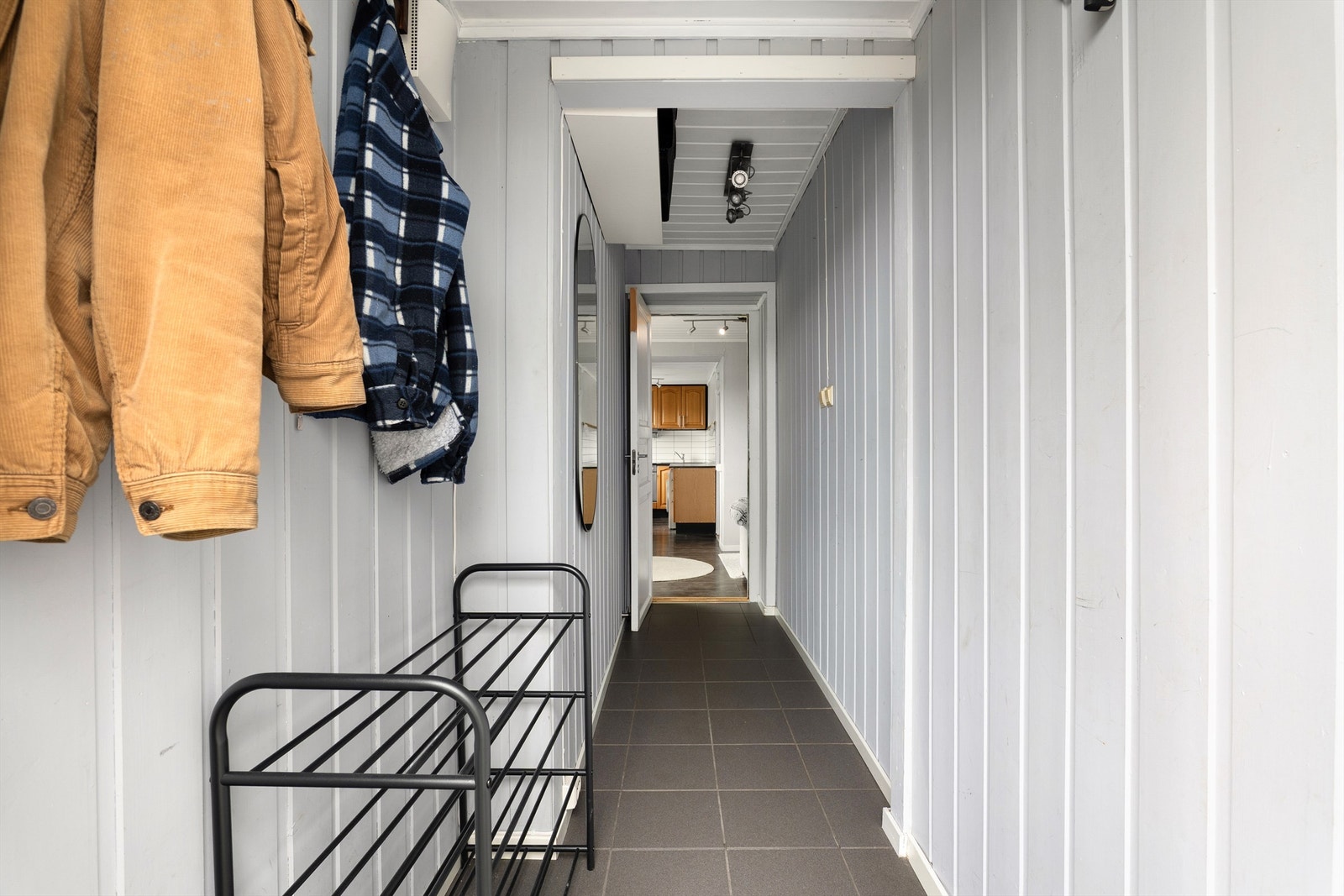 Entreen for leiligheten i første etasje har flislagt gulv, med varmekabler. Galleribilde