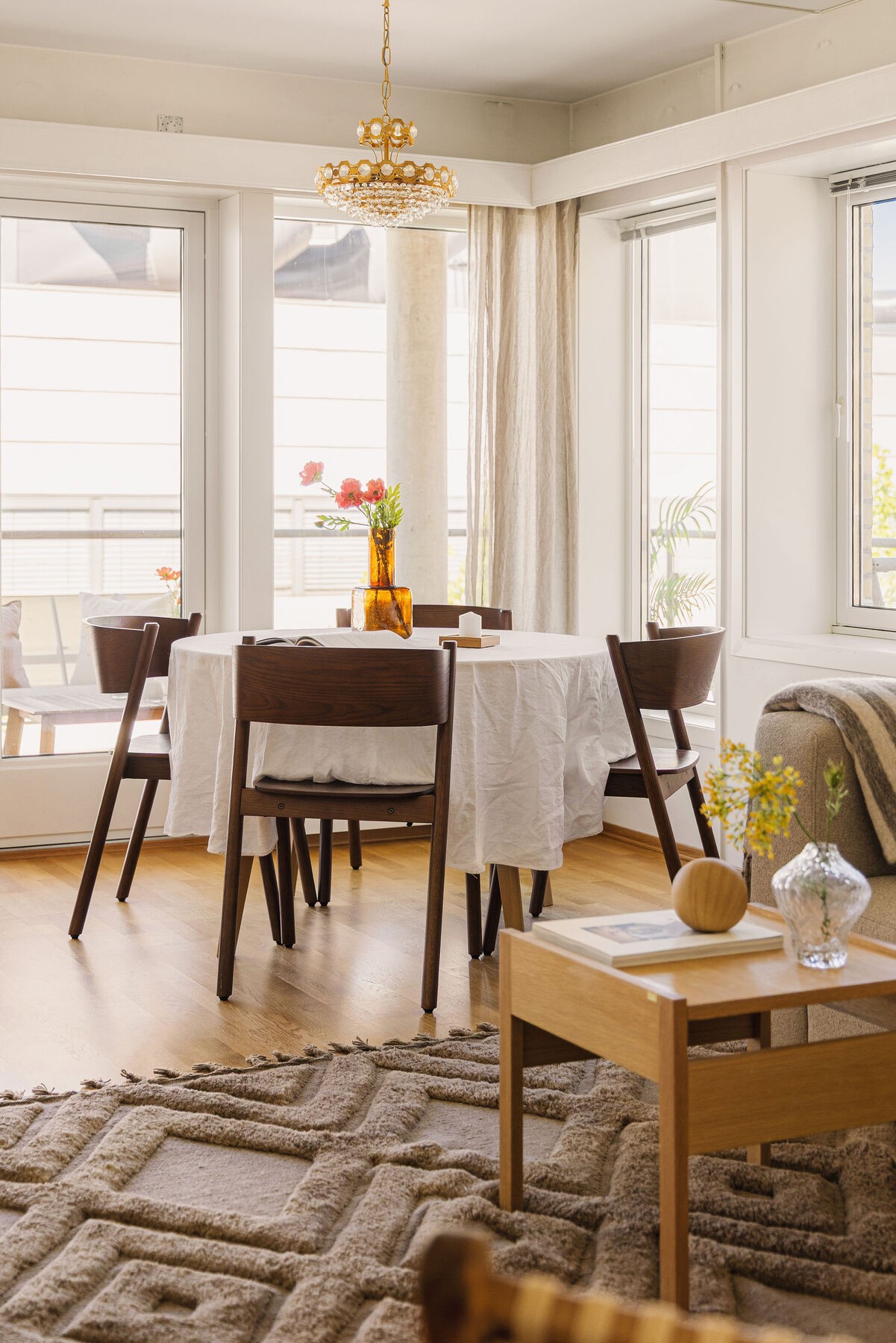 I hjørnet av stuen er det i dag innredet en sone med spisebord. Her er det god plass til familie og venner! Galleribilde