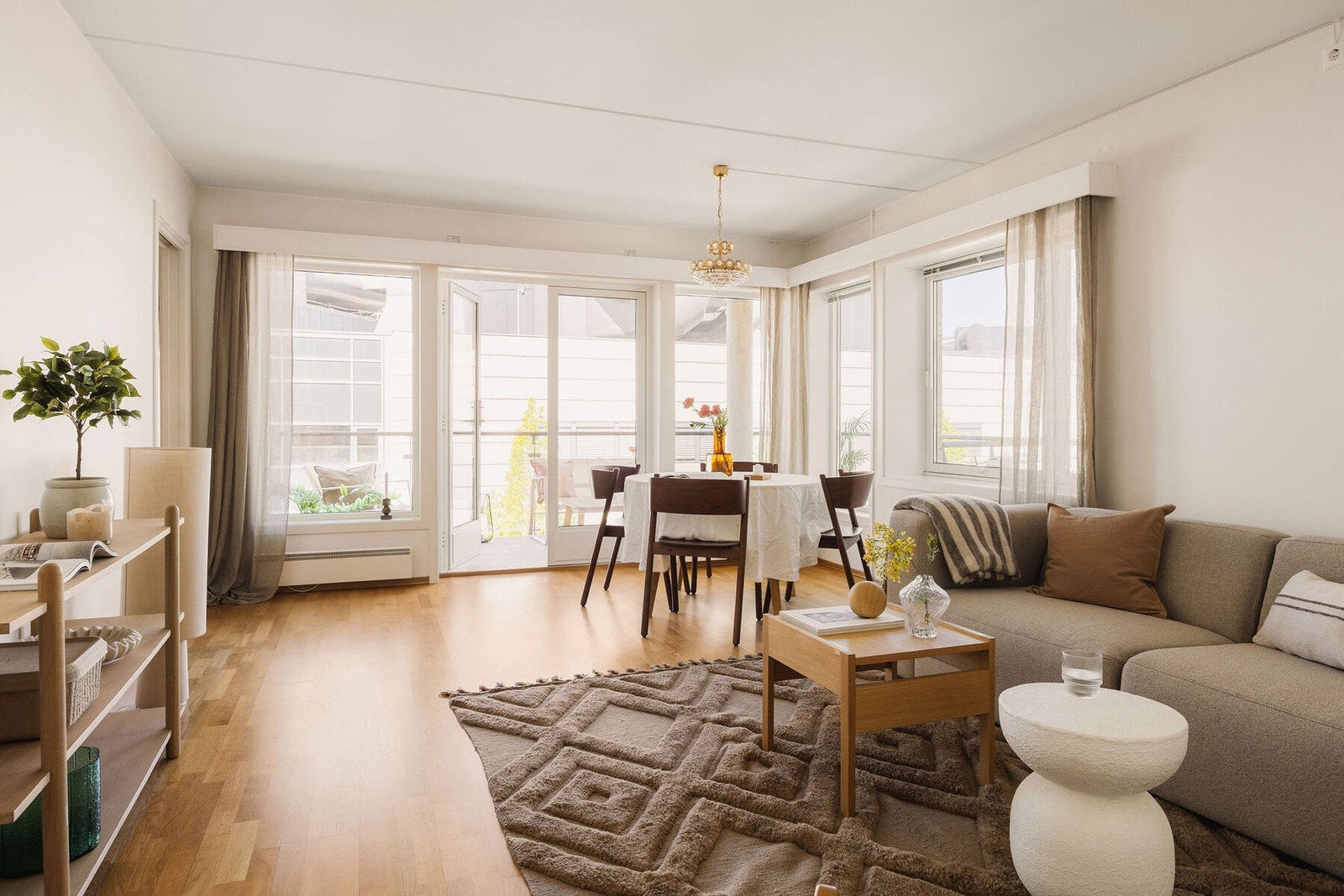 Ettersom dette er en hjørneleilighet, så er det ekstra godt med lysinnslipp fra to himmelretninger. Det vil si godt med dagslys som skaper en luftig og behagelig atmosfære. Galleribilde