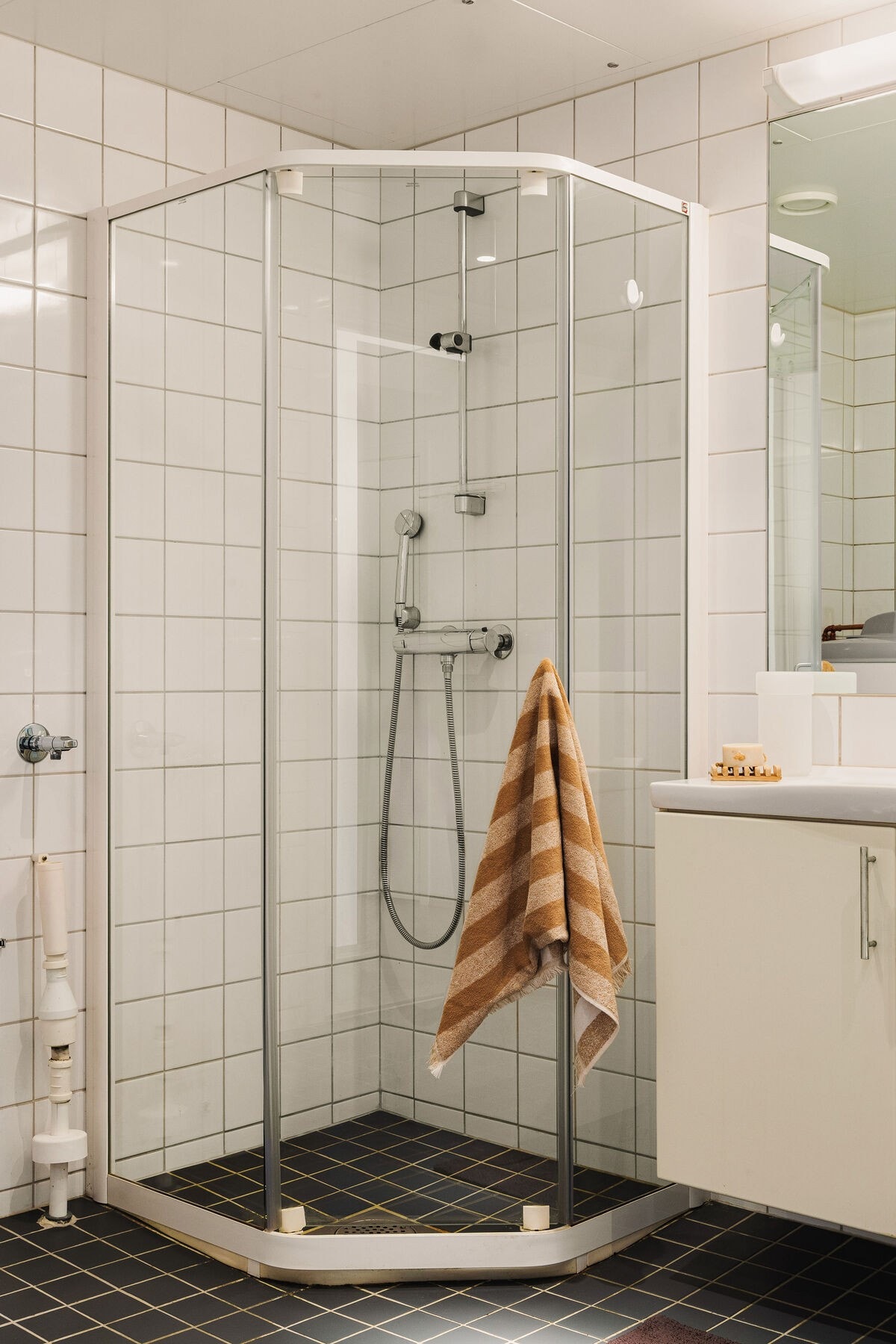 Dusjsonen er plassert i egen nisje og er utstyrt med ett-greps armatur. Galleribilde