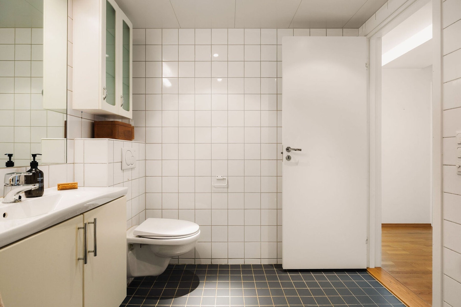 Badet er romslig og tidløst med flislagte vegger og gulv. Galleribilde