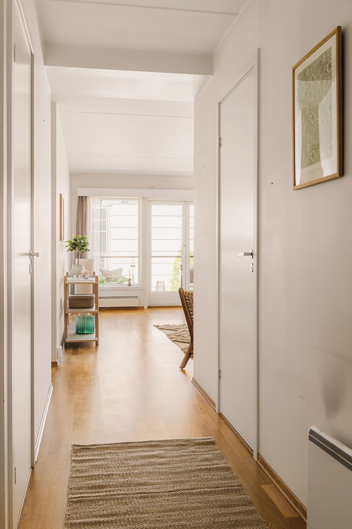 Velkommen inn i en lys og innbydende entré som gir et godt førsteinntrykk av boligen. Galleribilde