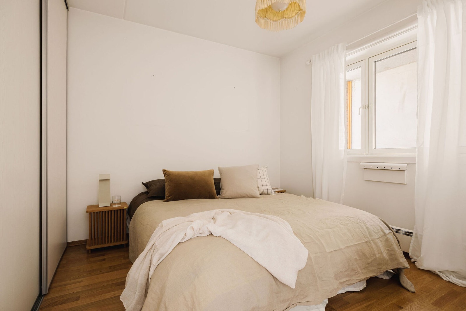 Leiligheten har to lyse og trivelige soverom. Begge ligger vendt mot rolig bakgård. Galleribilde