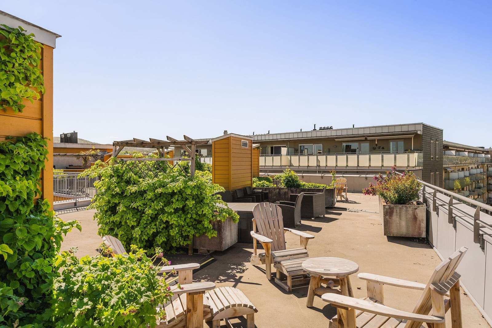 Sameiet byr på en solrik felles takterrasse med nye utemøbler som ble kjøpt inn før sommeren, et perfekt sted å nyte solen, samle venner eller bare trekke litt frisk luft i rolige omgivelser. Galleribilde