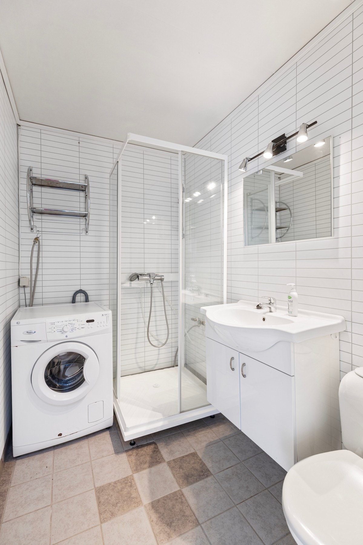 Badet er utstyrt med varmekabler i gulv, dusjkabinett, toalett, servant med underskap, samt opplegg for vaskemaskin. Galleribilde