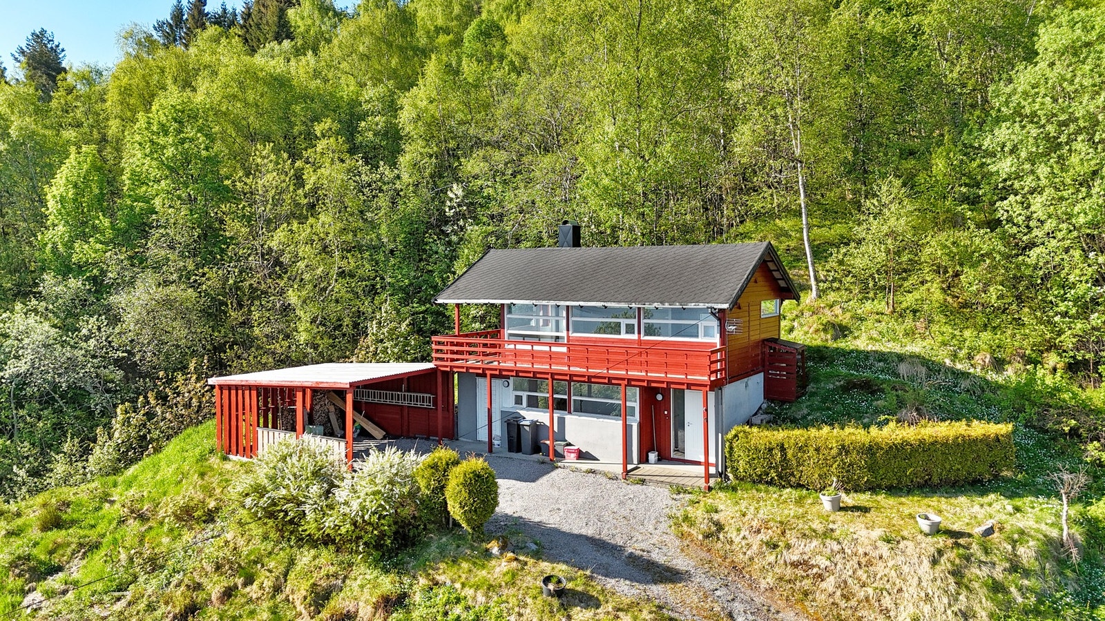 Velkommen til Klokkstranda 4 - en prisgunstig enebolig over to plan med carport. Galleribilde