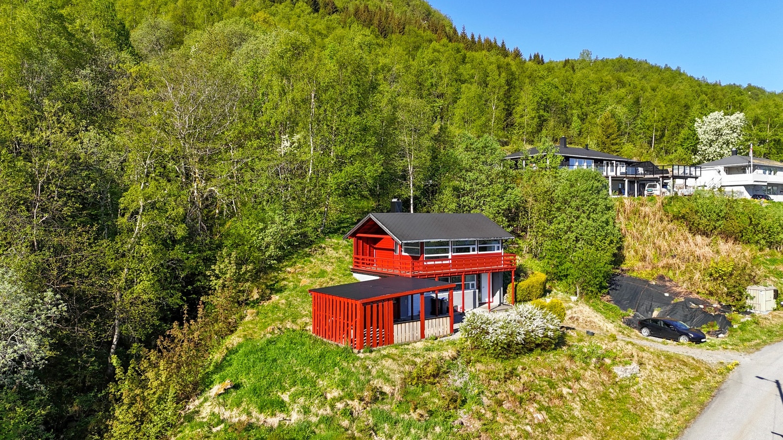 Dronefoto - ettermiddagssol kan nytes i hagen. Galleribilde