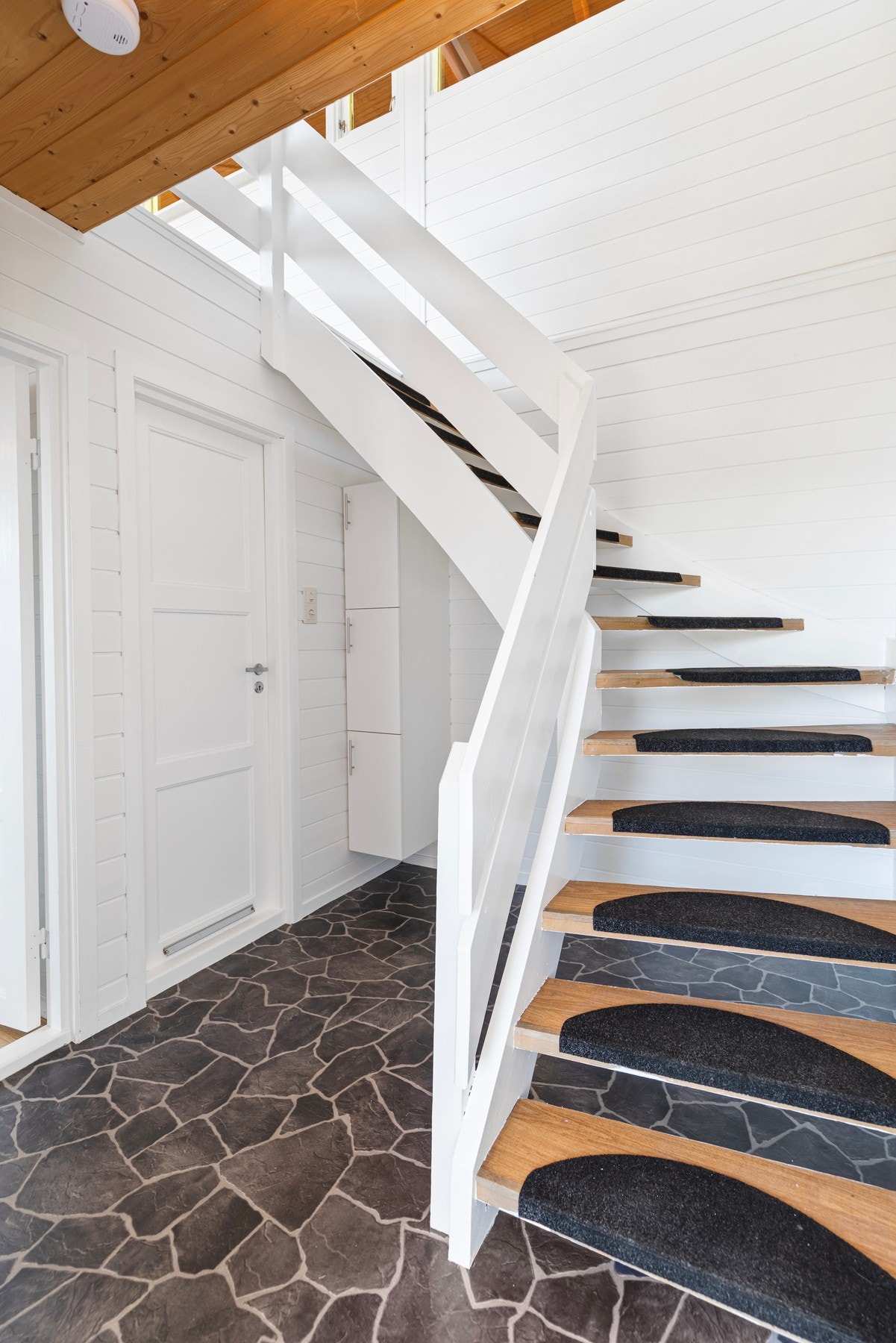 Fra hall er det trapp til hovedetasjen. Galleribilde