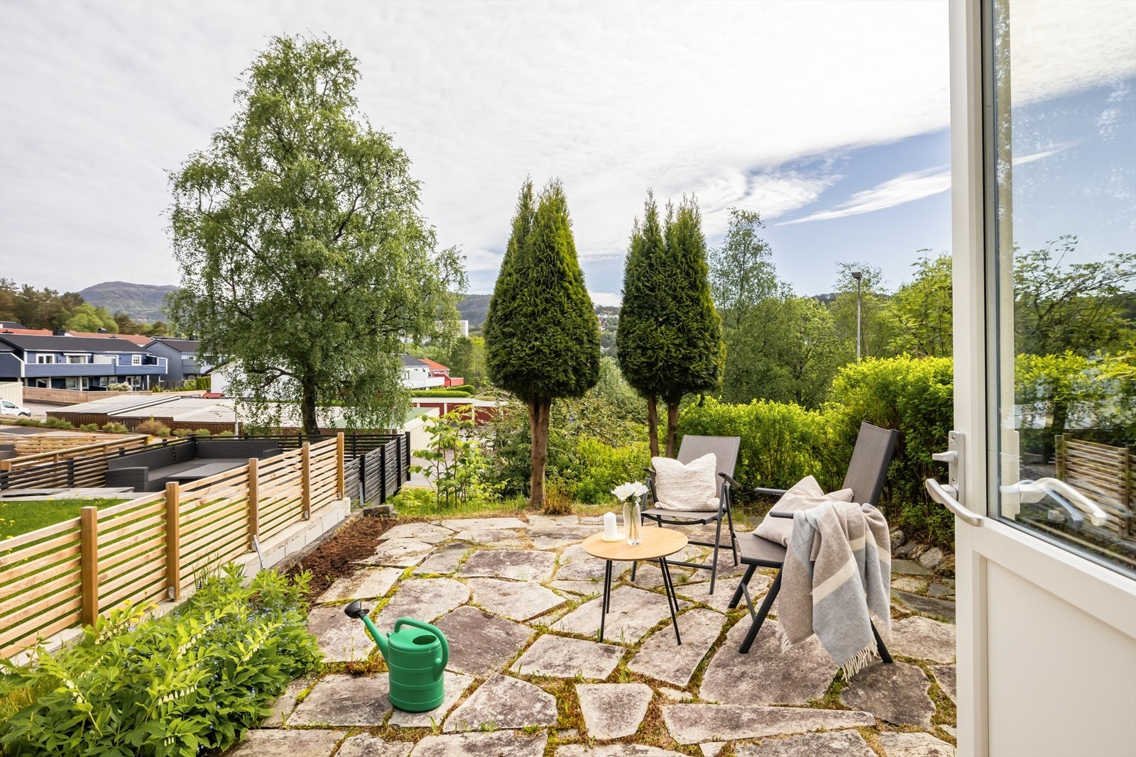 Hyggelig terrasseområde med god plass til sittegruppe og avslapning. Galleribilde