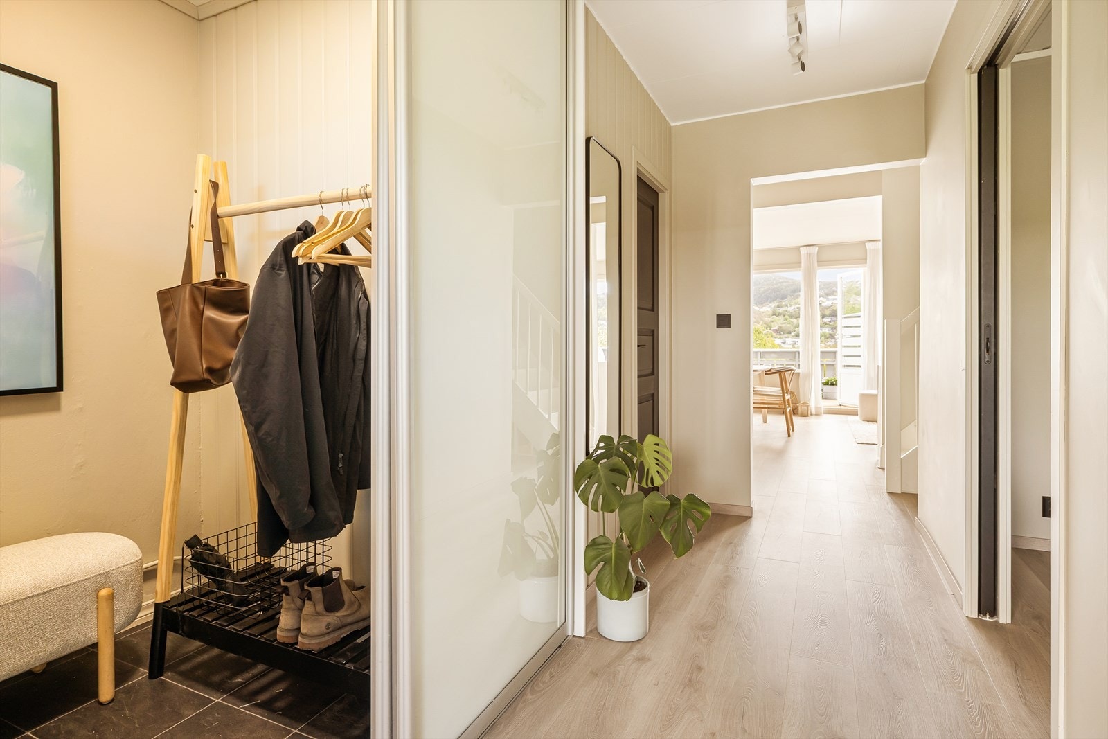 Romslig entré med gode oppbevaringsmuligheter og videre adkomst til boligens oppholdsrom. Galleribilde