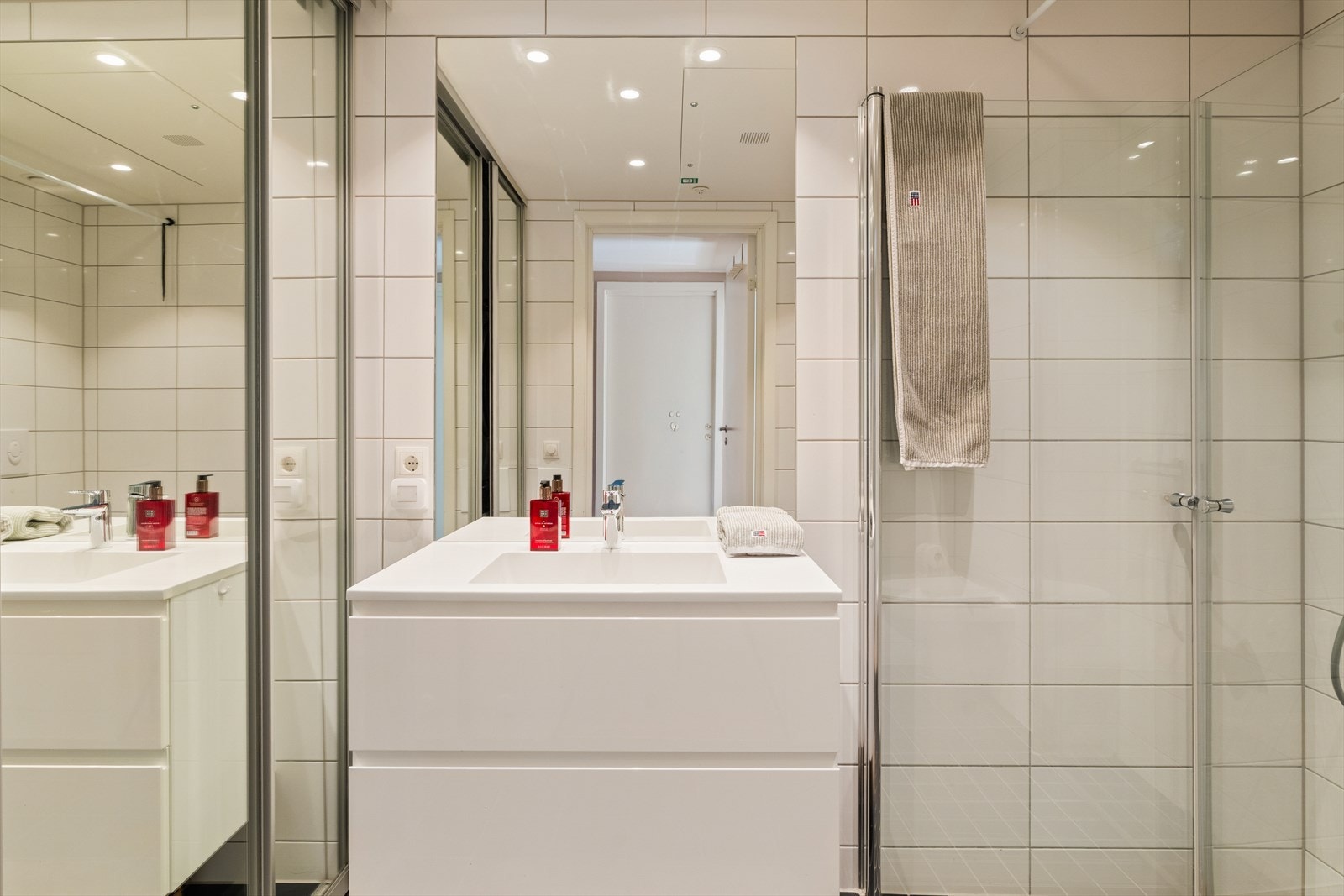 Badet er helfliset og har varme i gulv Galleribilde