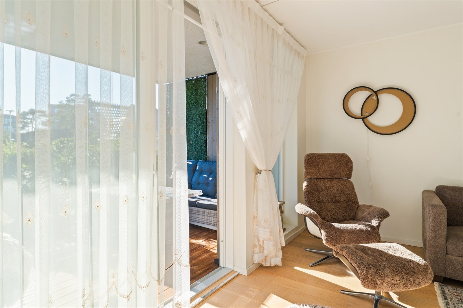 Fra stue er det utgang til leilighetens terrasse Galleribilde