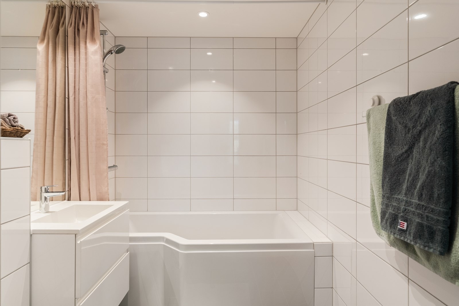 Badet er helfliset og har varme i gulv Galleribilde