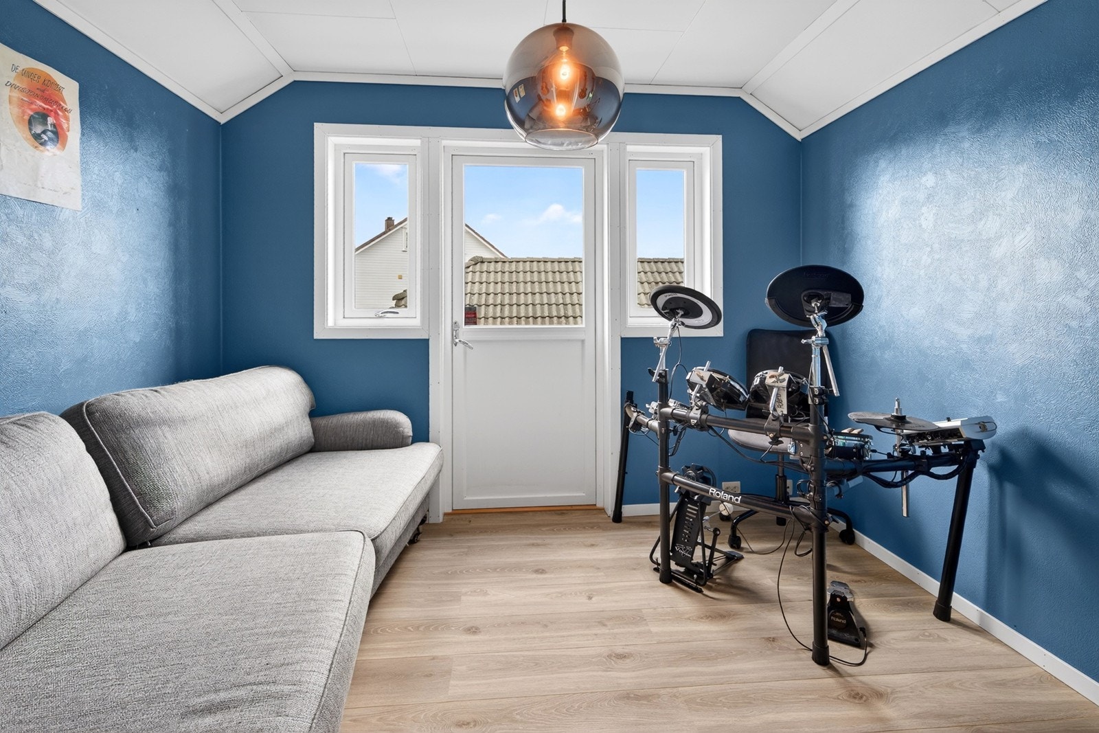 Loftstue (evt. soverom) med utgang til vestvendt balkong Galleribilde
