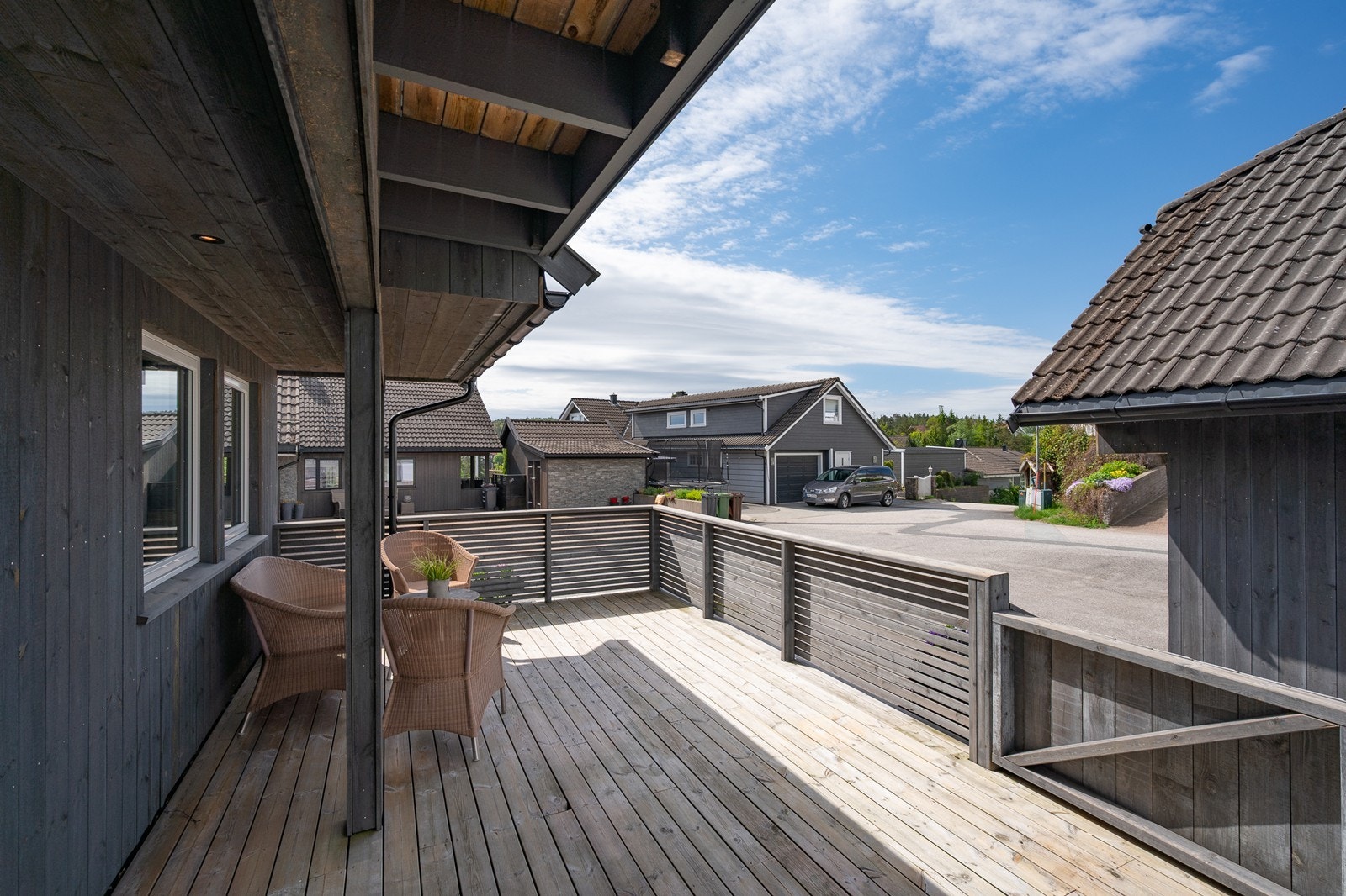 Delvis takoverbygg med spotter Galleribilde