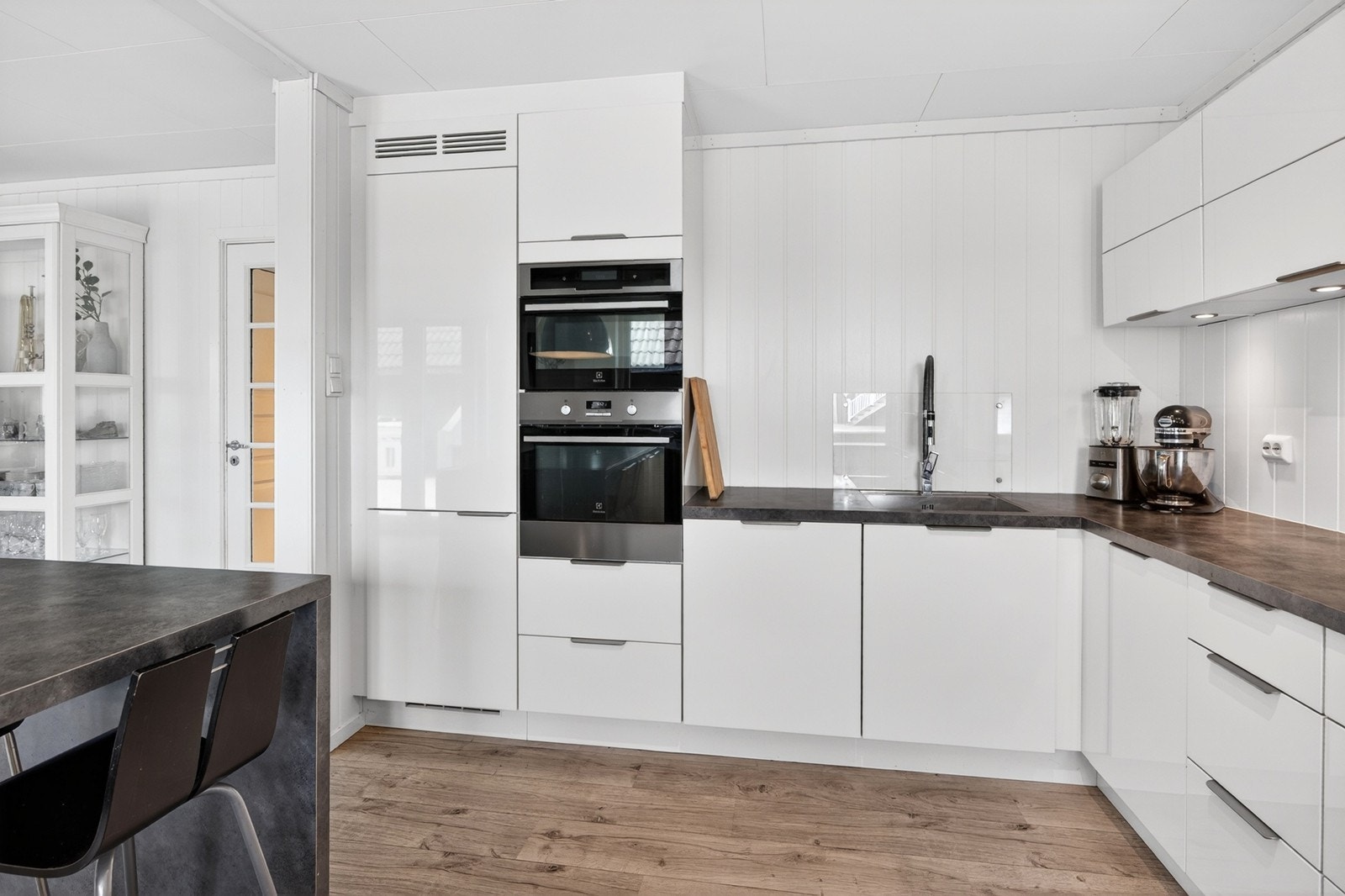 Intergrert kjøleskap, oppvaskmaskin, platetopp, komfyr og stekeovn. Galleribilde