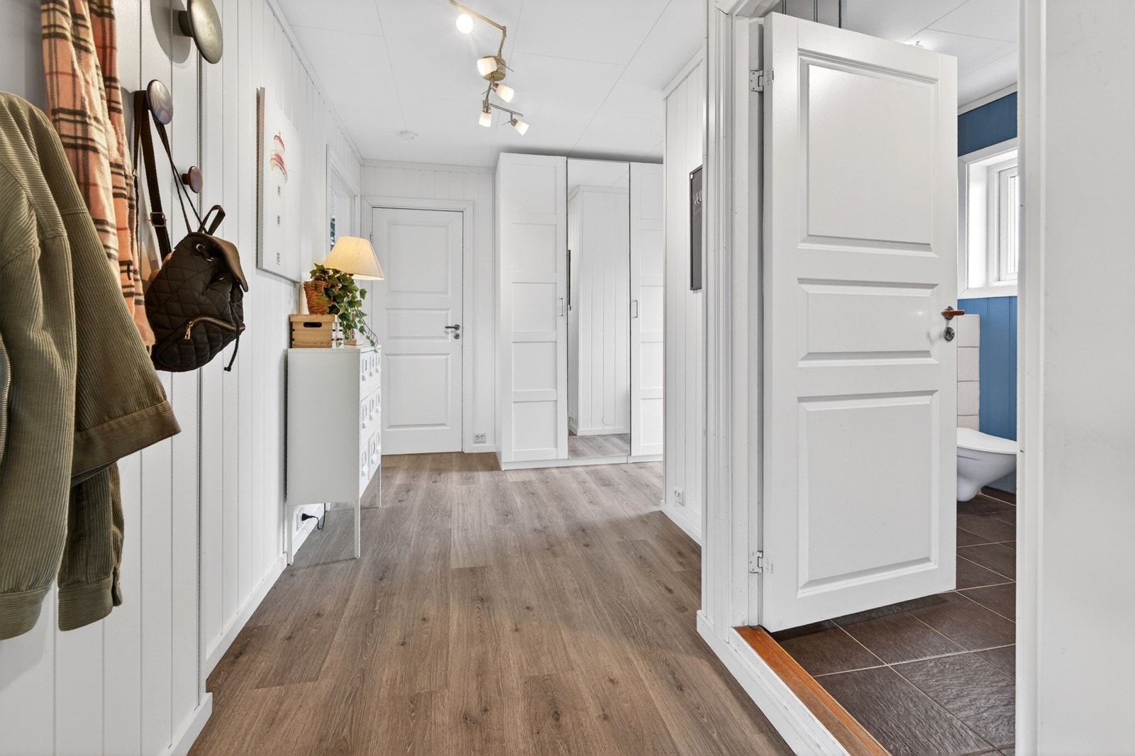 Entré/hall med garderobeløsning og utgang til balkong Galleribilde