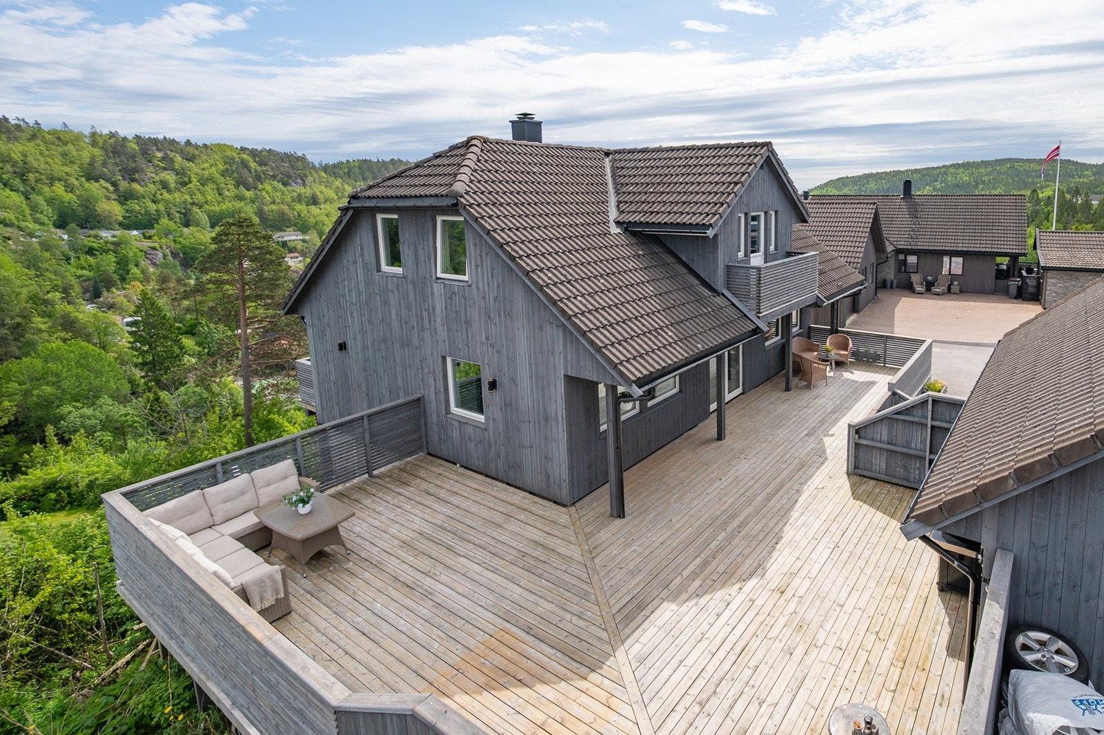 Stort solrikt terrasseanlegg utenfor stuen Galleribilde