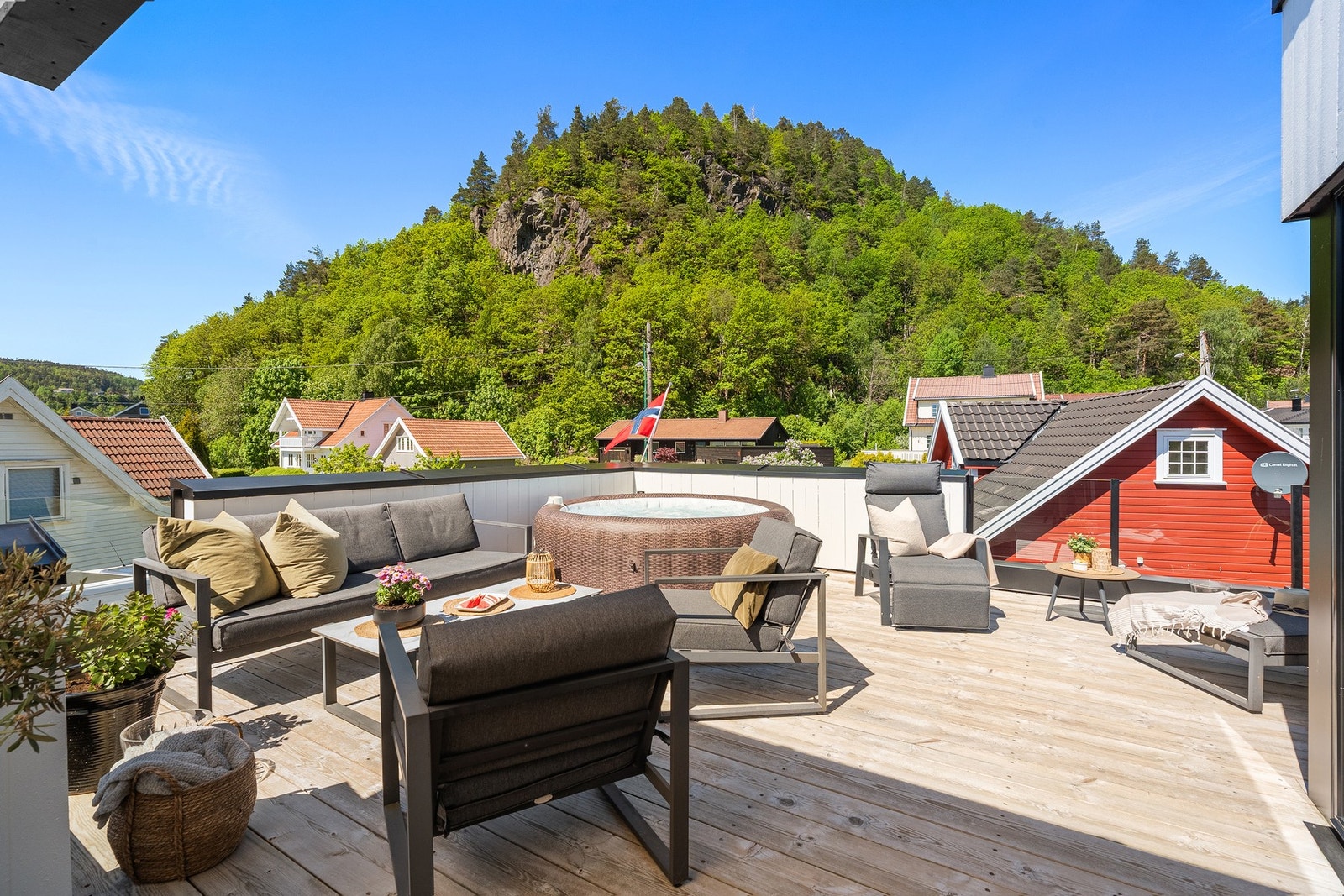 Flott terrasse med direkte utgang ifra loftstuen Galleribilde