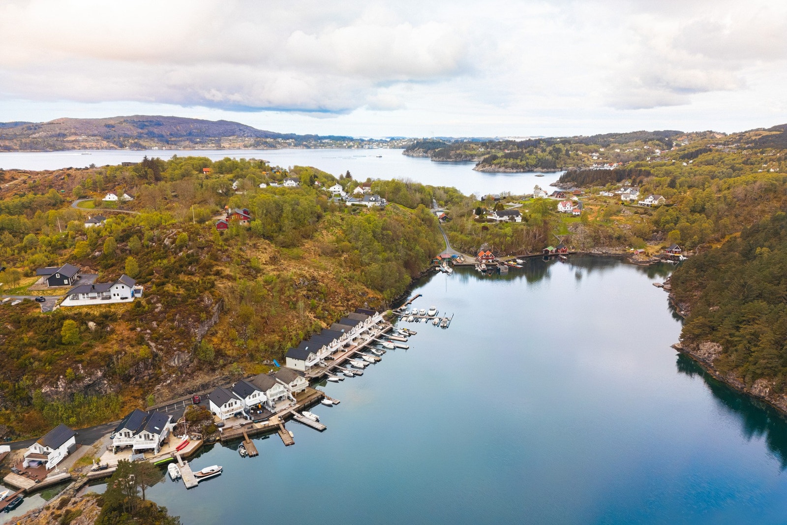 Her kan man nyte lange dager på sjøen, fiske, padle eller bare oppleve stillheten og nærheten til naturen Galleribilde