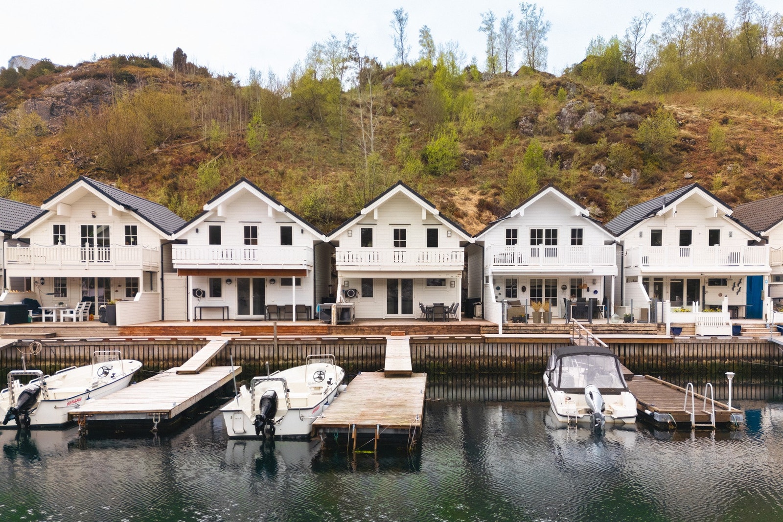 Fra Husavik ferjekai, kun få minutters kjøring unna, går ferjeforbindelser videre mot Fitjar og Stord Galleribilde