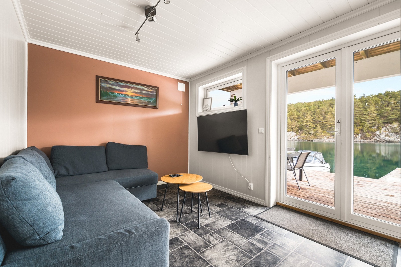 Det er plass til en koselig sofagruppe med mediemøblement Galleribilde