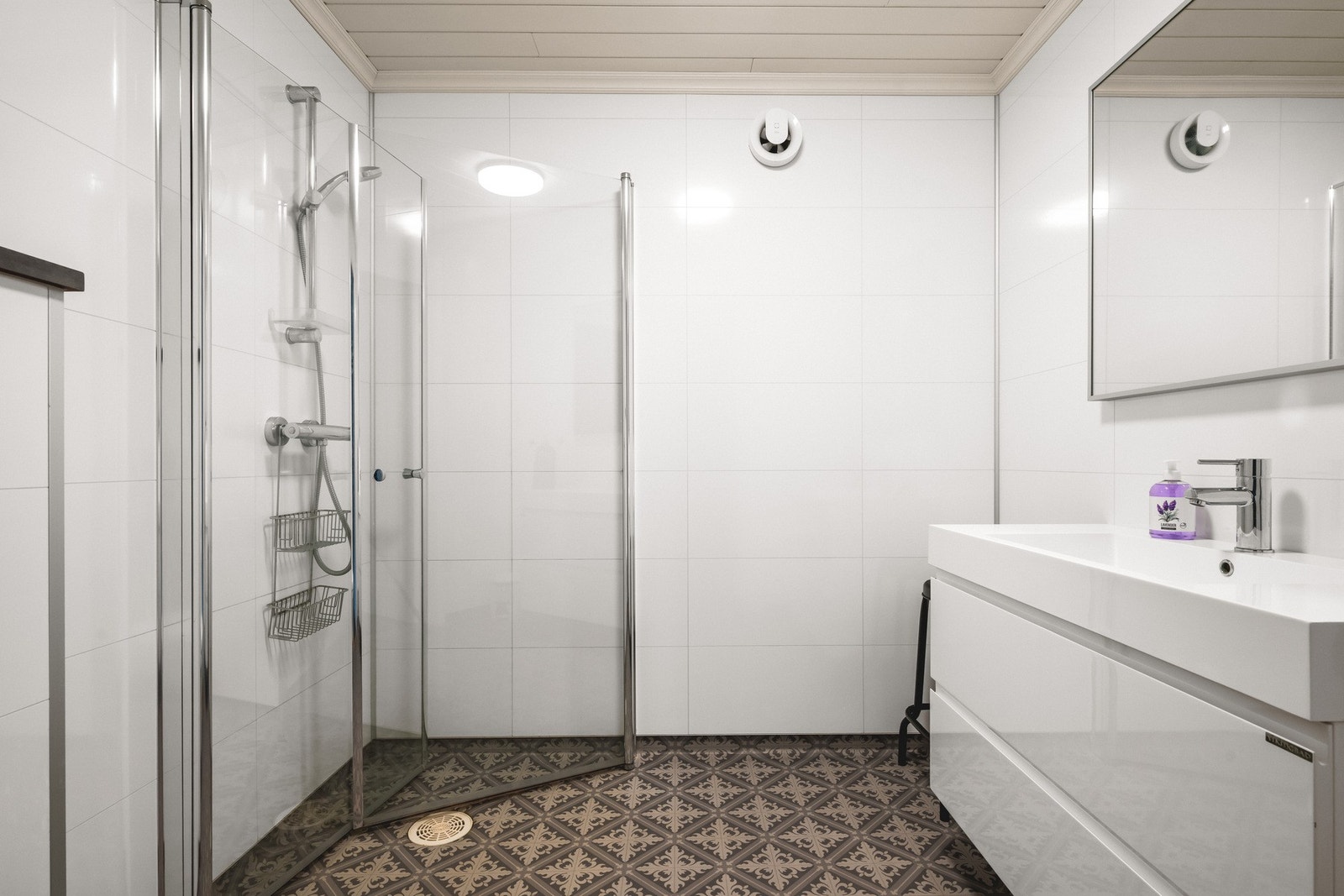 Badet er av god størrelse og måler 4,8 kvm Galleribilde
