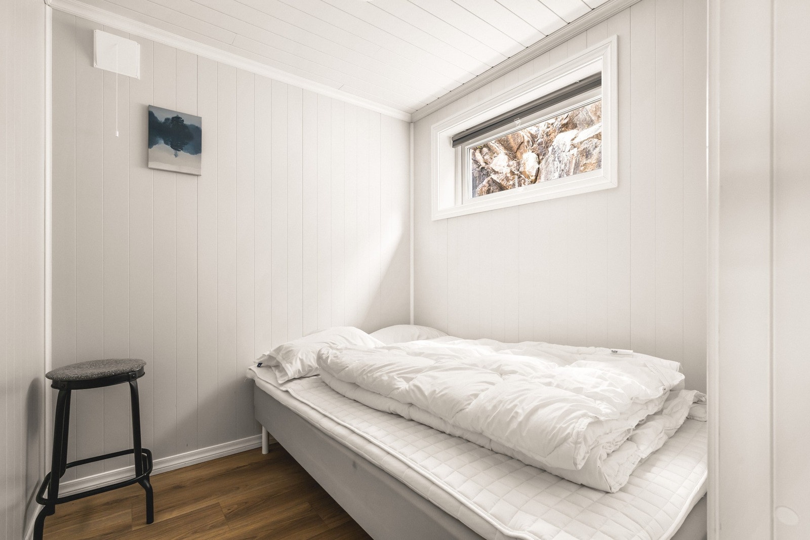 Det er plass til seng, nattbord og garderobeløsning Galleribilde