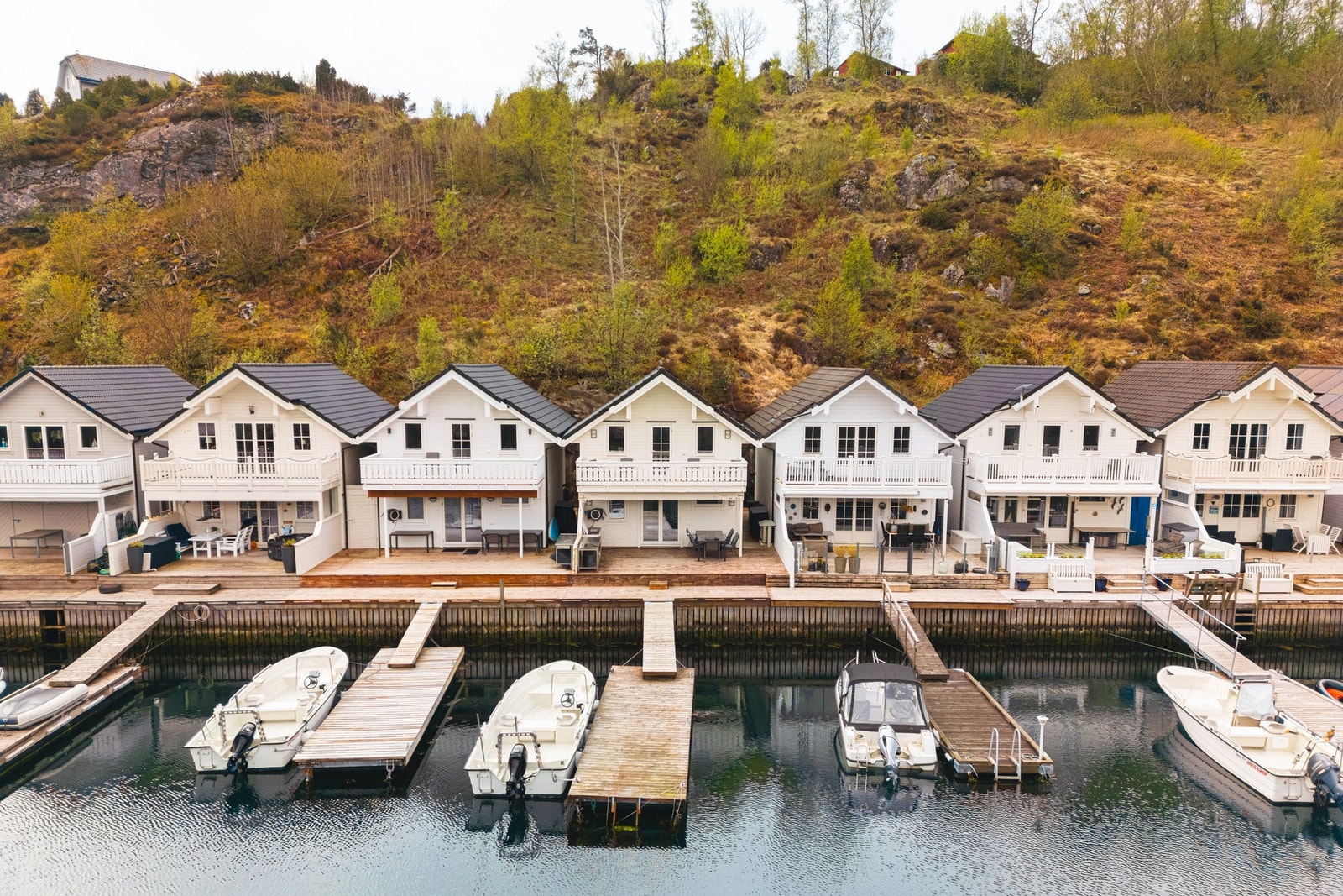 Den lune plasseringen innerst i vågen skaper en trygg havn og gir enkel tilgang til et av Vestlandets flotteste kystlandskap Galleribilde