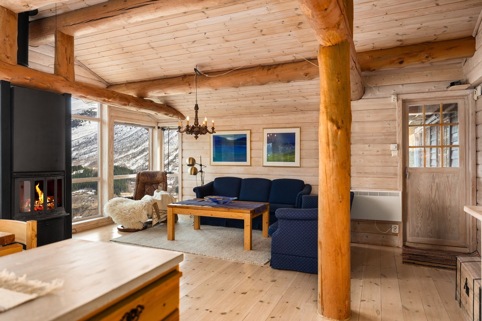 Videre har stuen god plass til egen lounge-gruppe. Legg og merke til at det er direkte utgang fra stuen til terrasseområdet Galleribilde