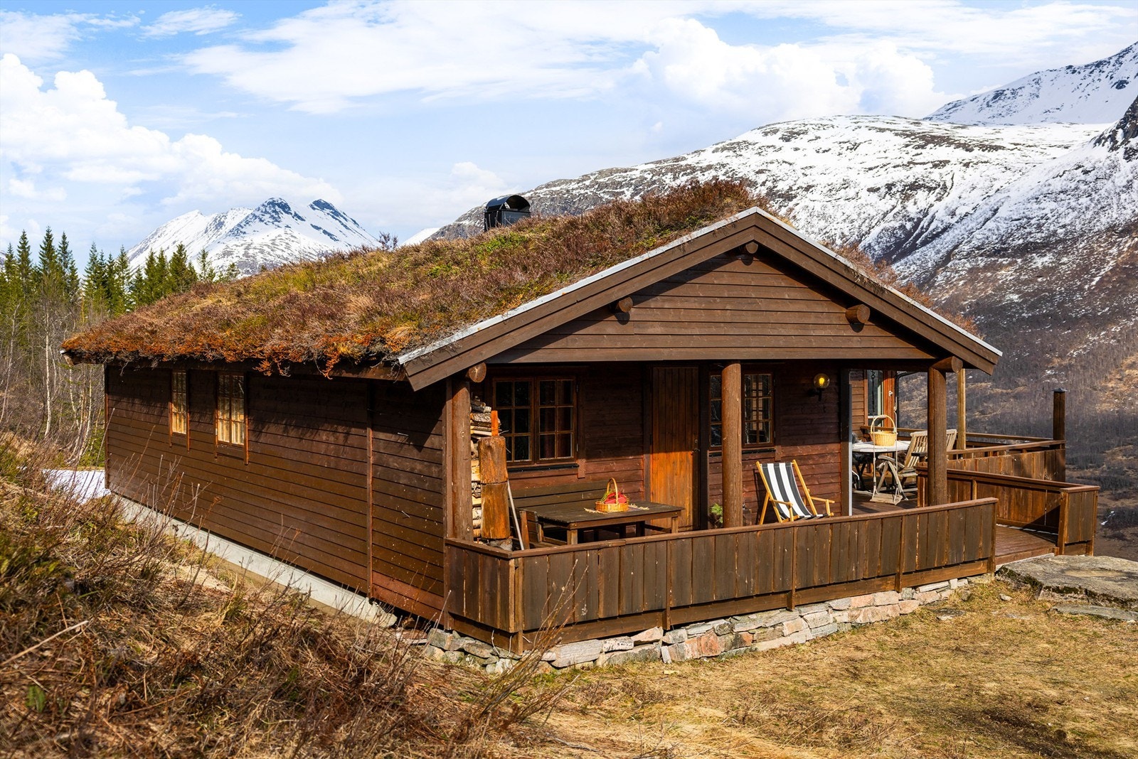 Hytta ligger høyt plasssert i et mindre hyttefelt. Fra eiendommen har man magisk utsikt! Galleribilde