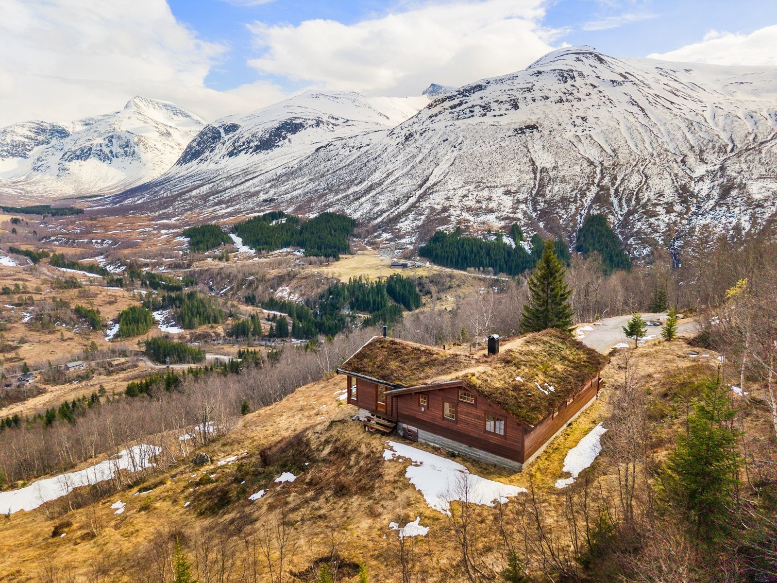 Hytteeiendom i rolige omgivelser, med nærhet til langrennsløyper og alpintanlegg, omkranset av fjelltopper! Galleribilde