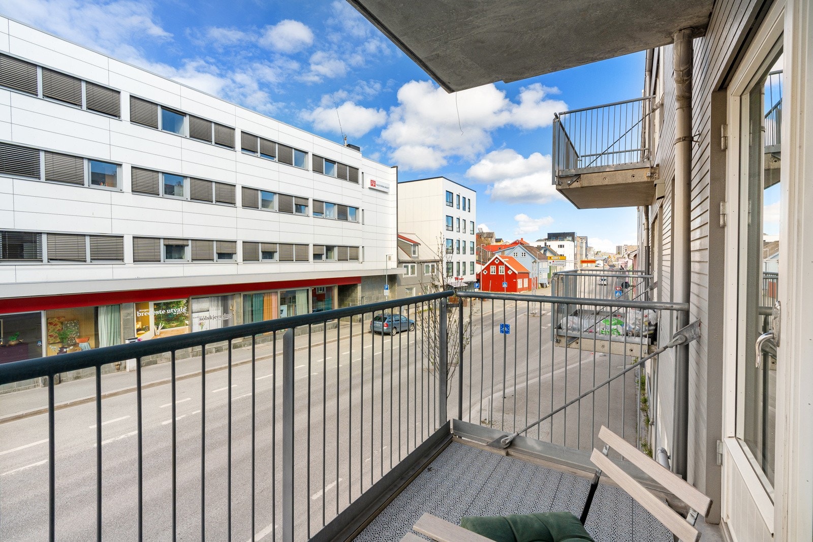 Romslig overbygget veranda.