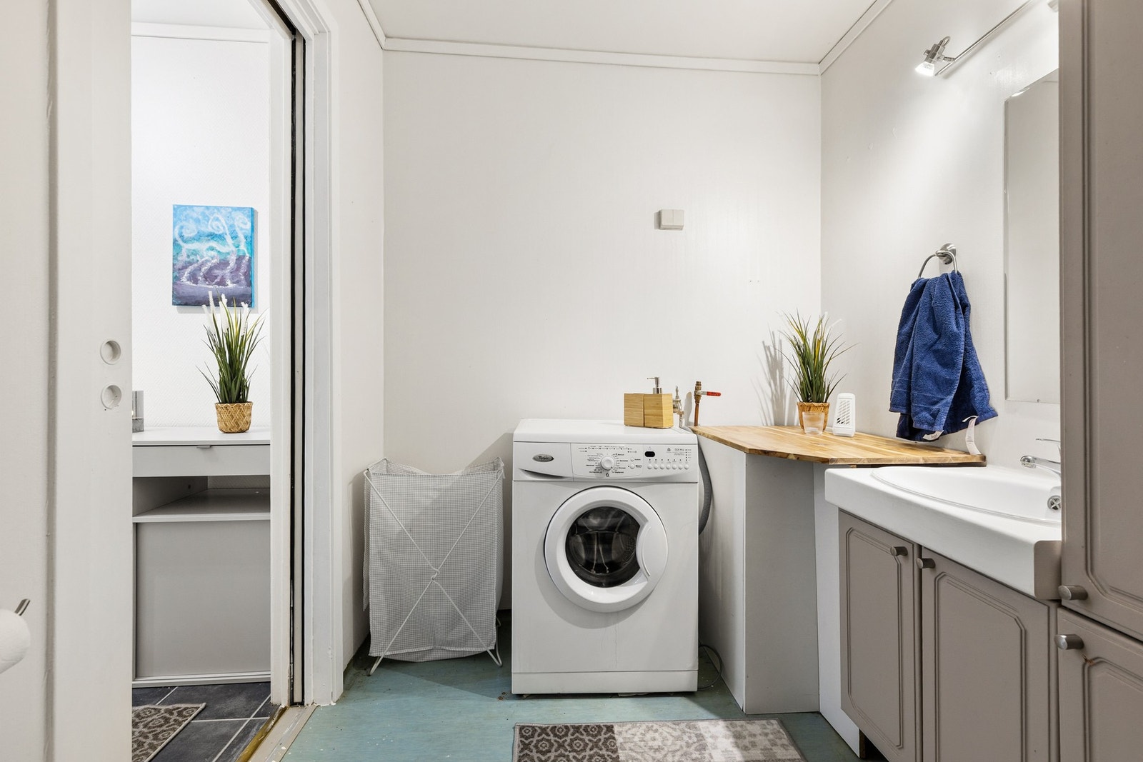 Det er opplegg til vaskemaskin på badet. Galleribilde