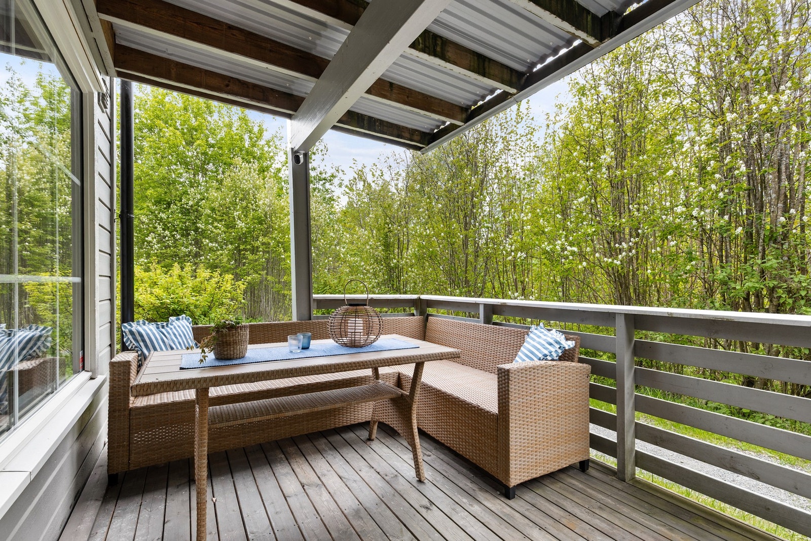 Trivelig overbygd terrasse med utgang fra stua. Galleribilde