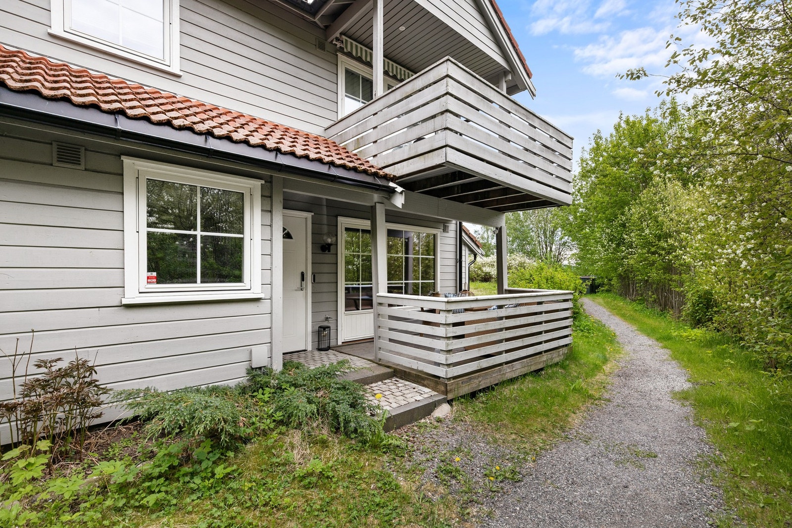 Trivelig og privat inngangsparti. Galleribilde