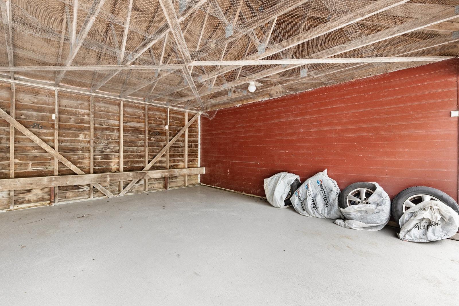 Leiligheten disponerer en parkeringsplass i felles carport. Galleribilde