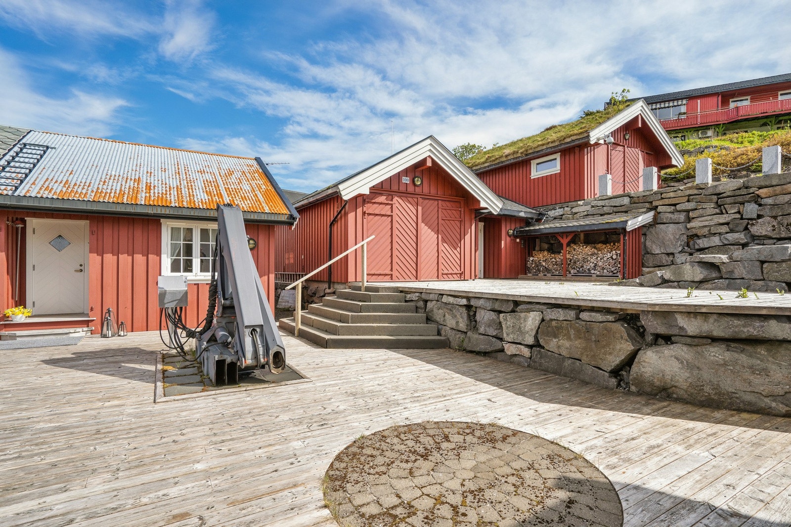 Eiendommen inkluderer også en garasje fra 2010 med torvtak. Galleribilde