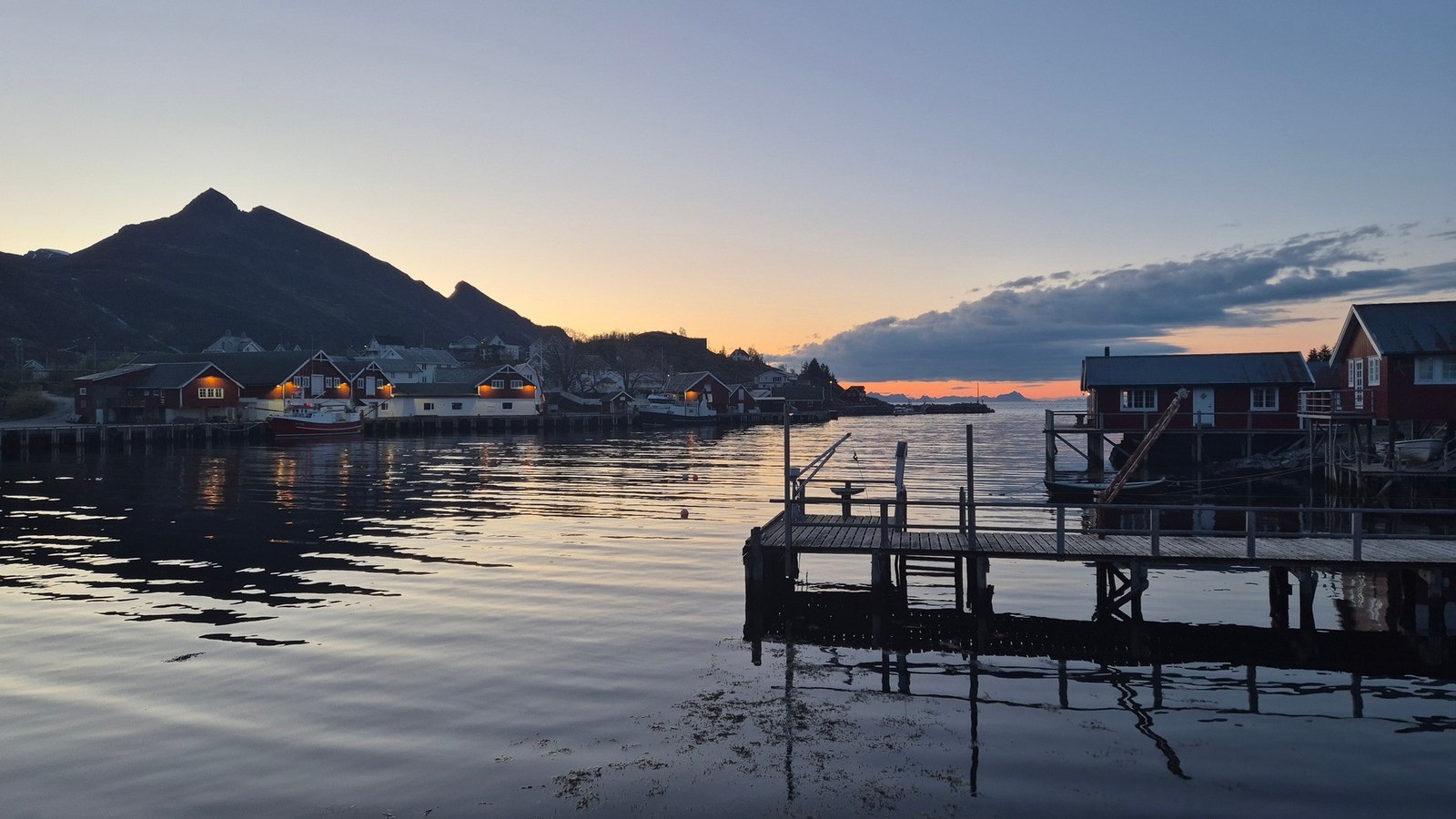 Sørvågen ligger ytterst på Moskenesøya, i umiddelbar nærhet til Å; Norges mest fotograferte fiskevær. Her er natur, ro og autentisk lofotatmosfære i verdensklasse. Og med denne eiendommen er det ikke bare utsikten du kjøper, det er en hel livsstil. Galleribilde