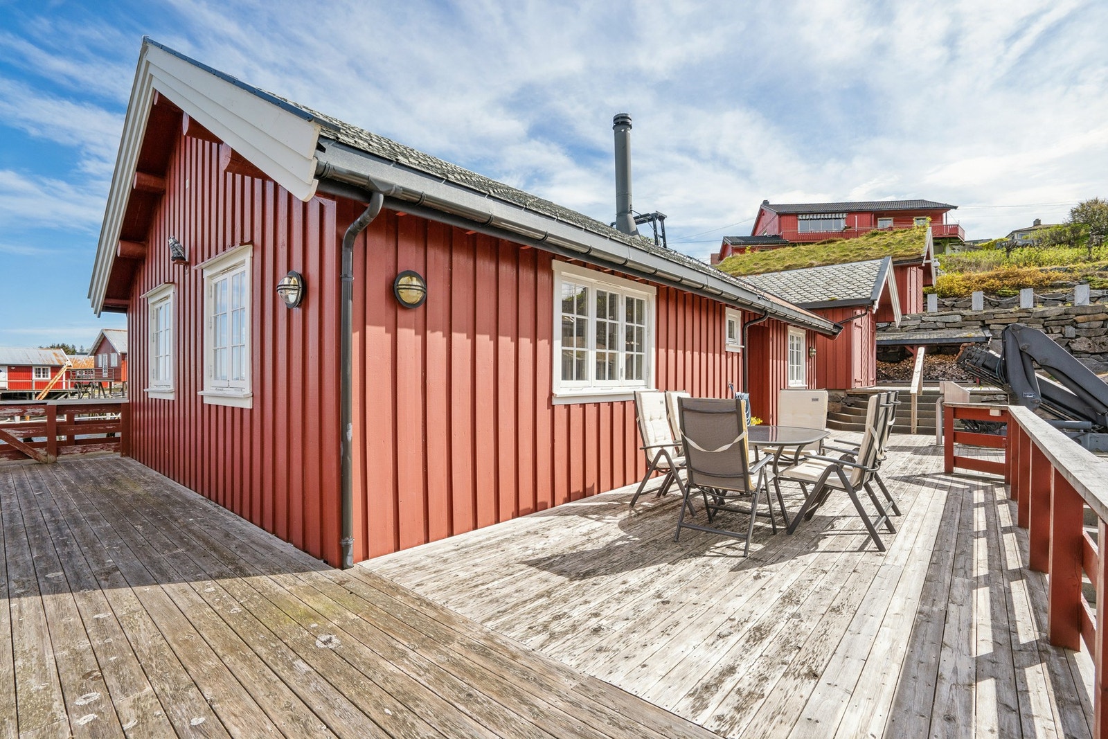 Hele uteområdet ved rorbua er bygget i impregnerte materialer med rekkverk i tre. Galleribilde
