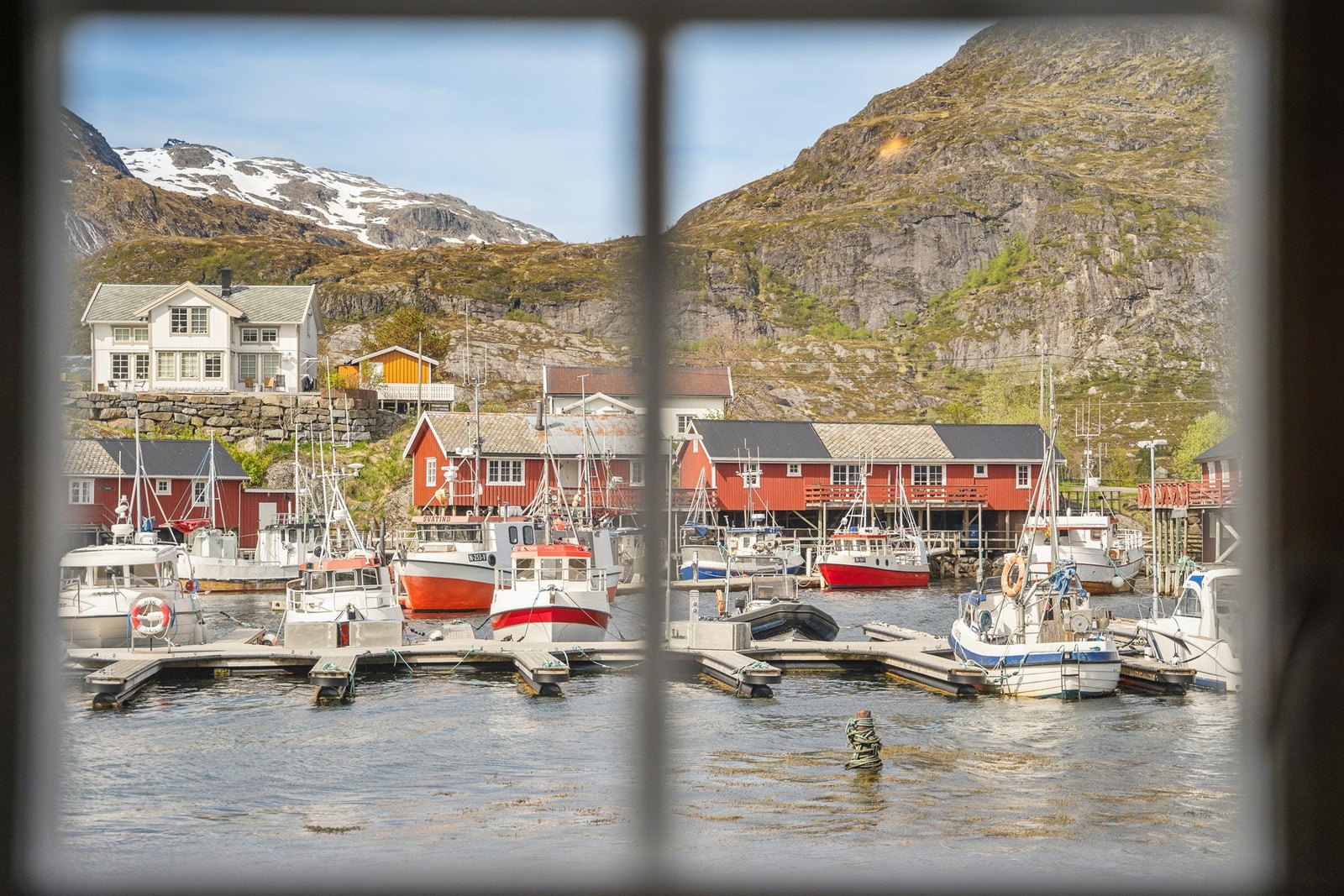 Det er spektakulære utsiktsforhold mot havn og de karakteristiske Lofoten-tindene, fra de fleste vindusflater! Galleribilde