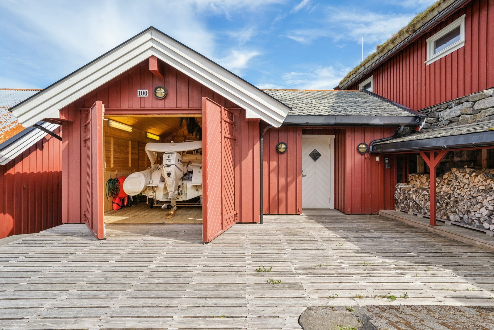 Båthuset fra 2006 er isolert, har innlagt strøm og støpt betonggulv. Båthuset er dimensjonert for storslagen bruk. Her ligger en stor RIB klar til å ta deg ut på fjorden, og båten kan kjøpes i tillegg til eiendommen. Galleribilde