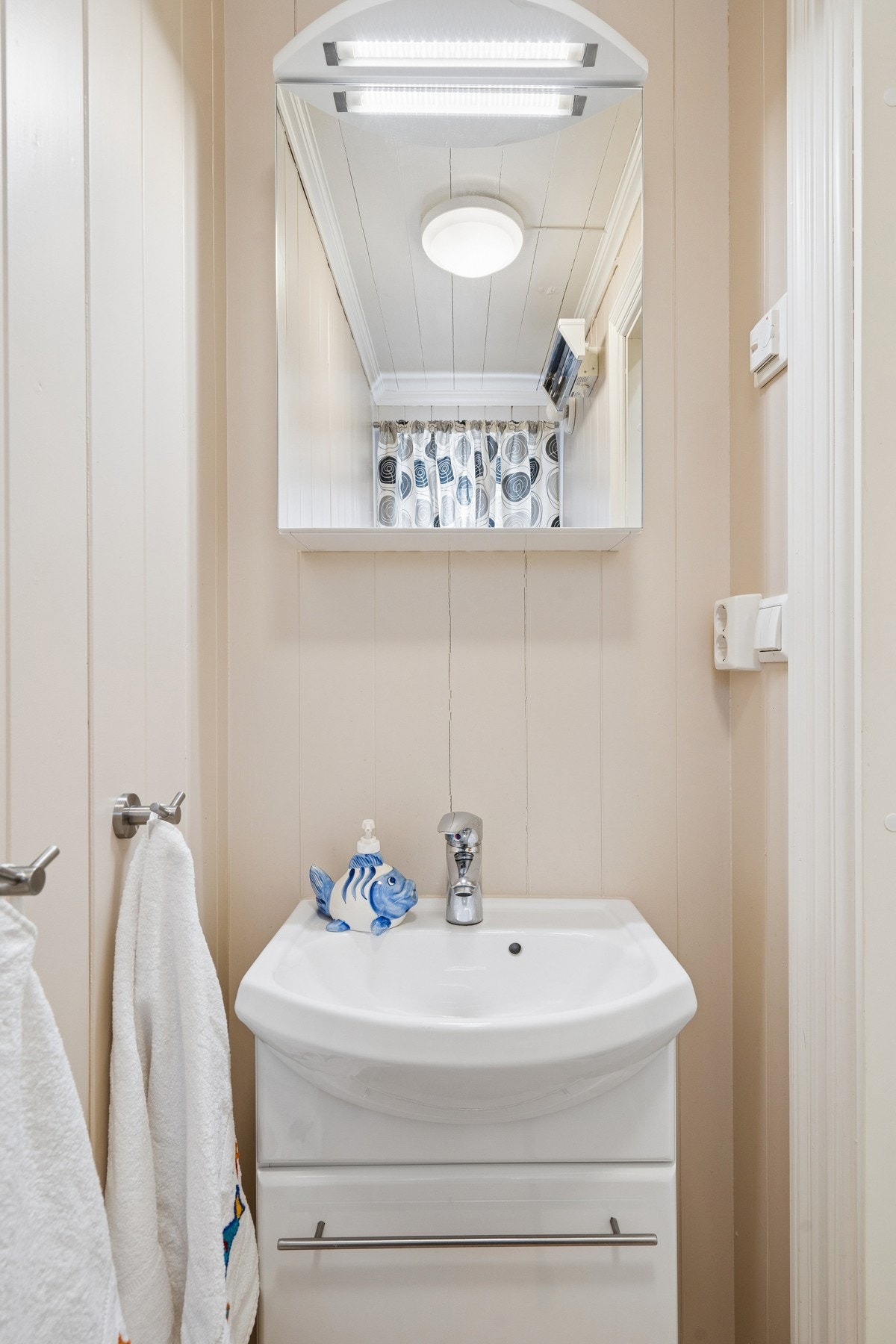 I tillegg til badet har rorbua et separat toalettrom med servant, tilknyttet gangen. Galleribilde