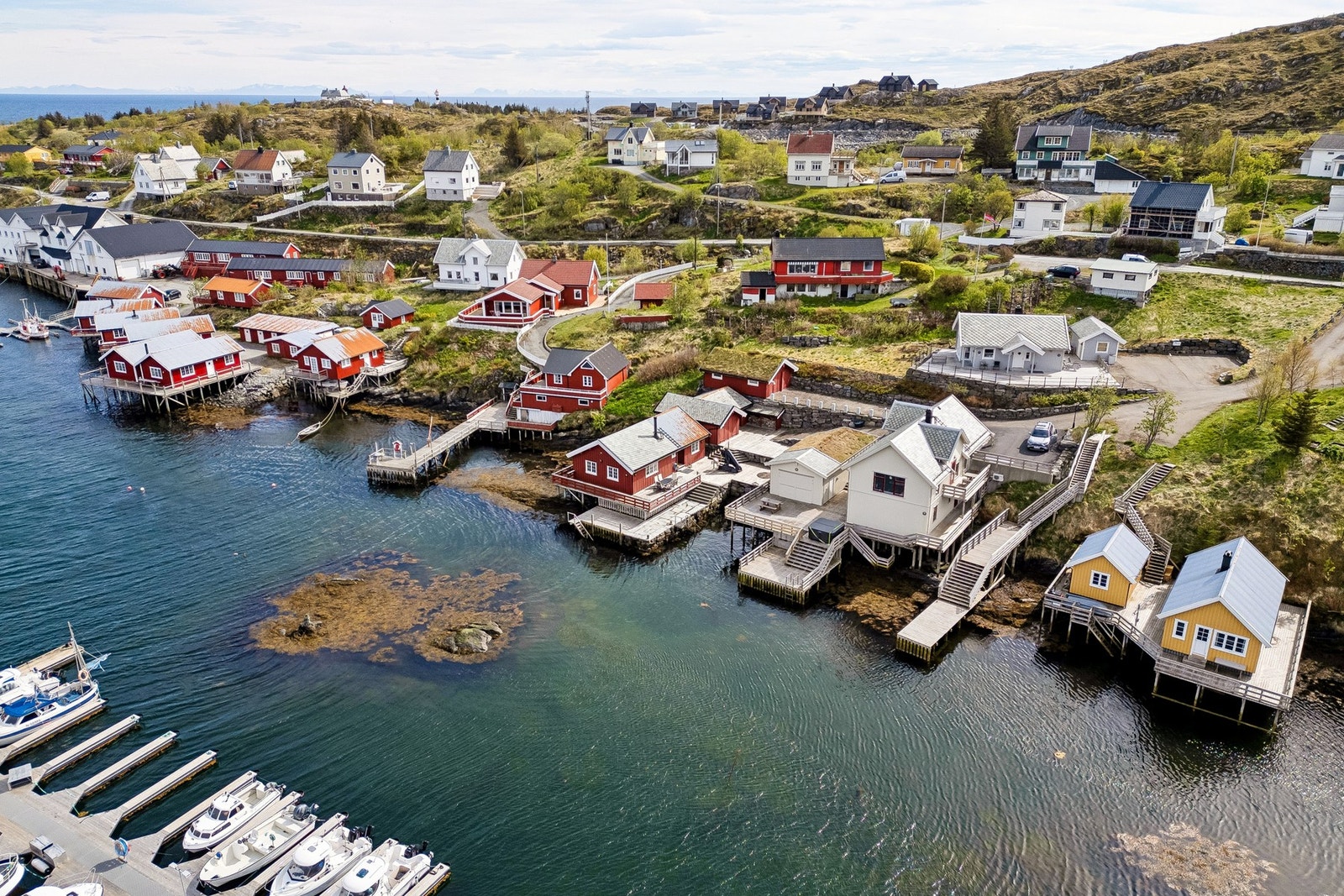 Fra eiendommen er det kort vei til servicetilbud som Matkroken og Joker Sørvågen. Samt Havet restaurant og Maren Anna. Galleribilde
