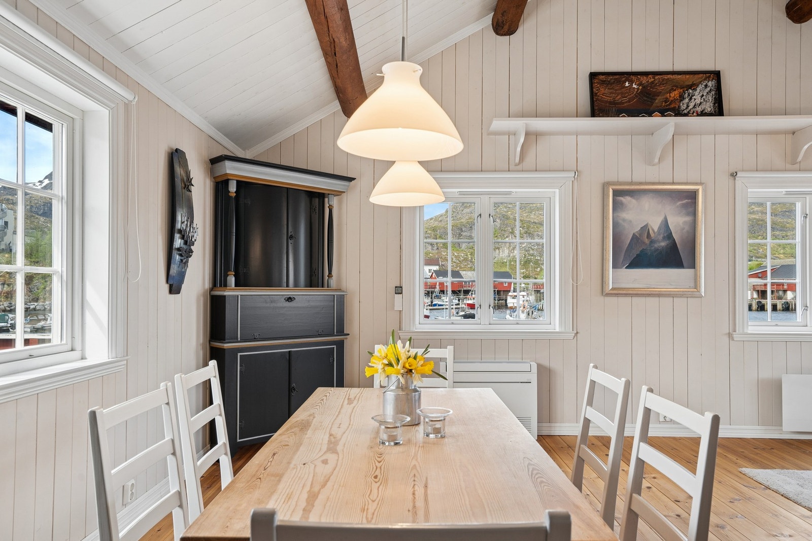 Utsikt mot havnen og fjellene fra de fleste vinduer i stuen. Galleribilde