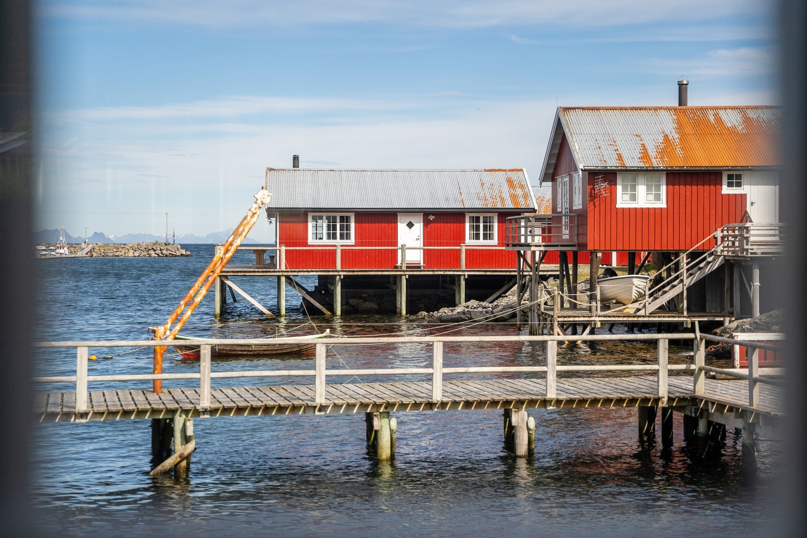 Fra vinduene ser man rett ut på båtlivet og de karakteristiske rorbuene. Galleribilde