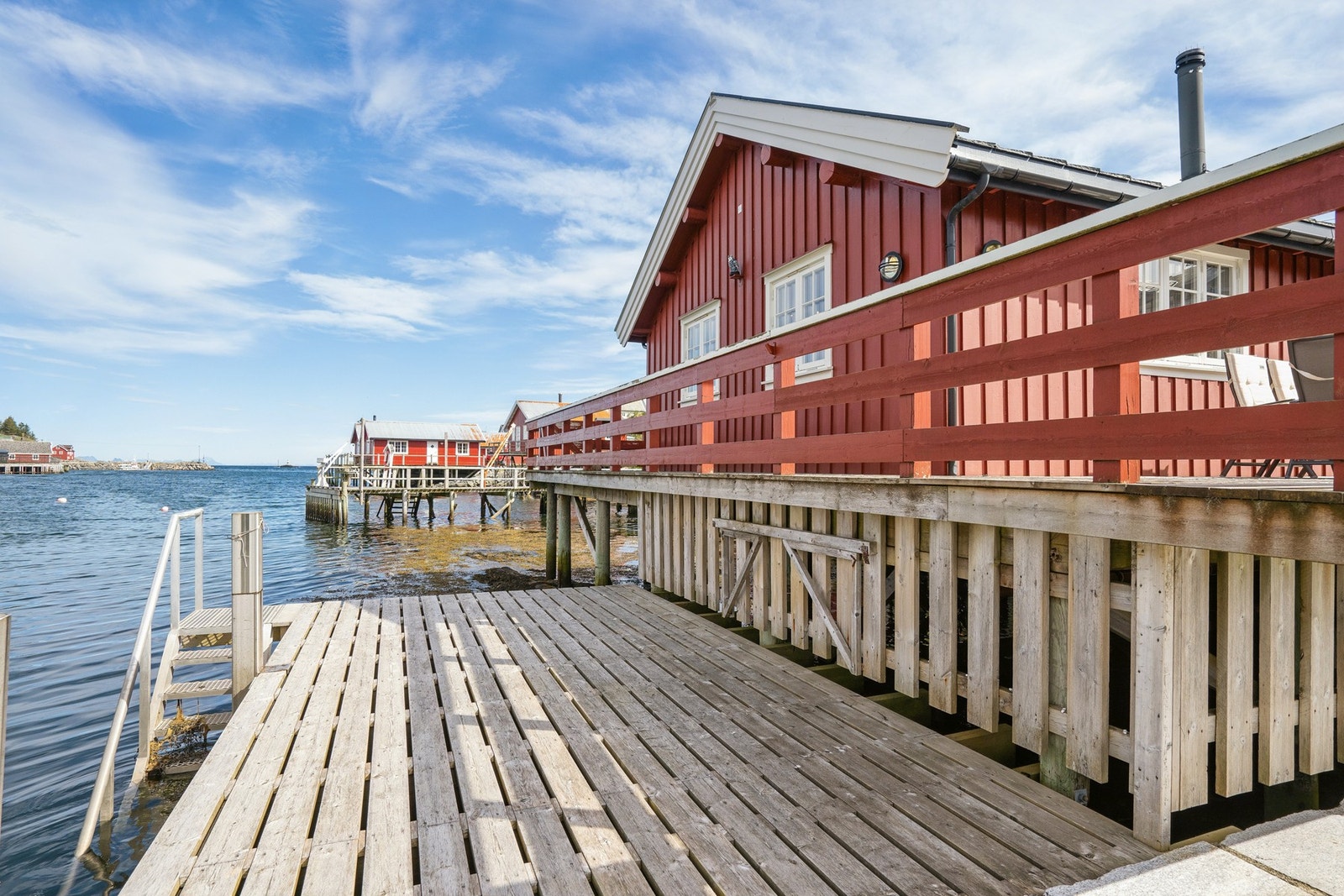 Eiendommen har egen bade- og båtplass rett fra kaien. Galleribilde
