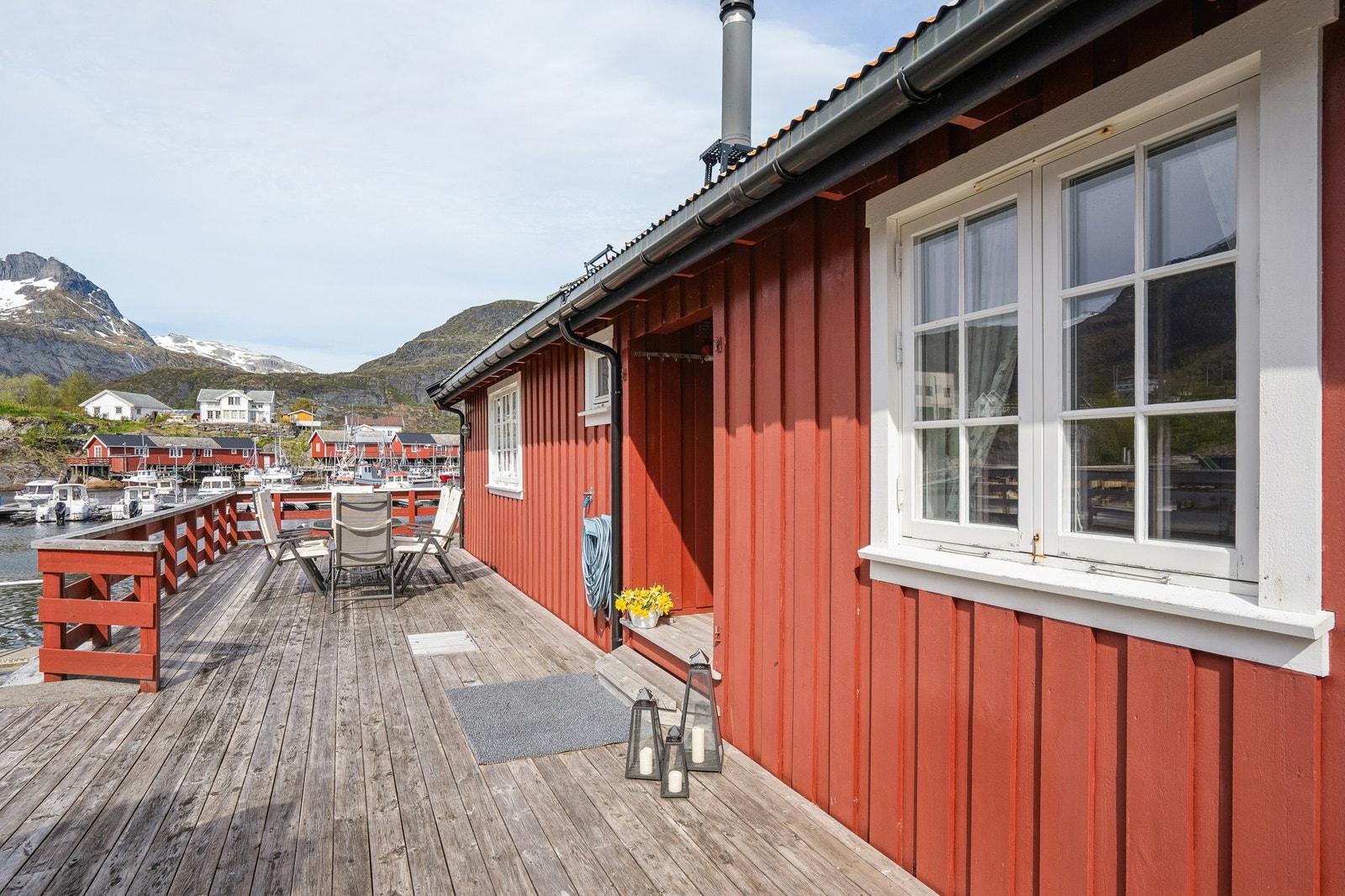 Taket forteller en historie i seg selv; tradisjonelt bygget med skiferstein på den ene halvparten og blikk på den andre, slik det var vanlig på kystnaust og uthus langs norskekysten. Det er nettopp disse detaljene som gir eiendommen karakter og røtter. Galleribilde