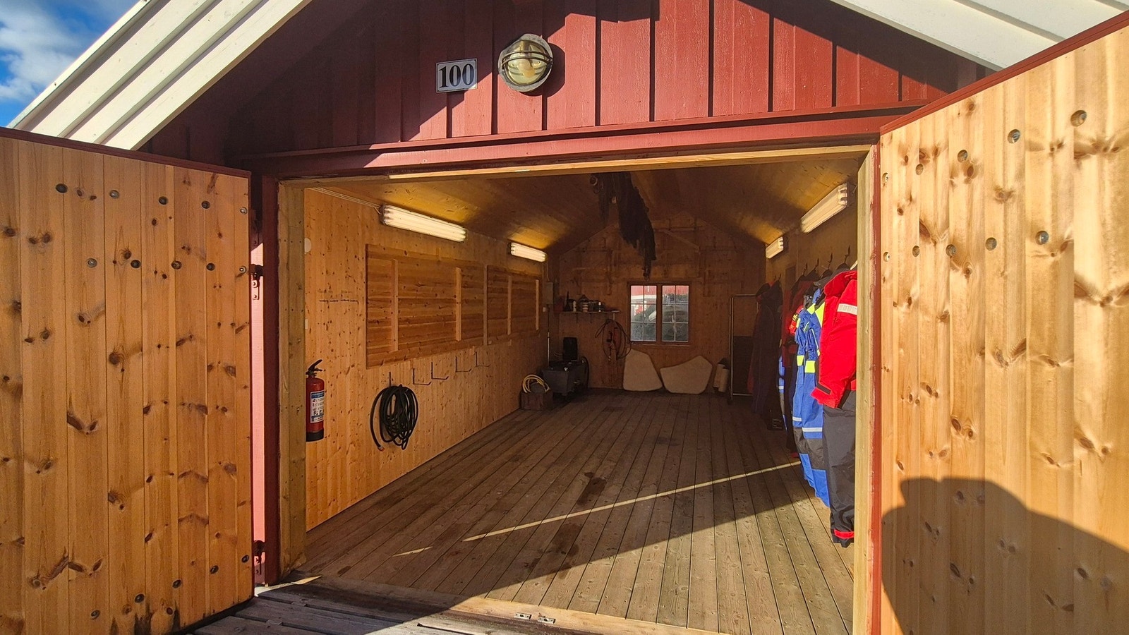Båthuset når båten er ute. Her ser man de vegghengte bordene. Galleribilde